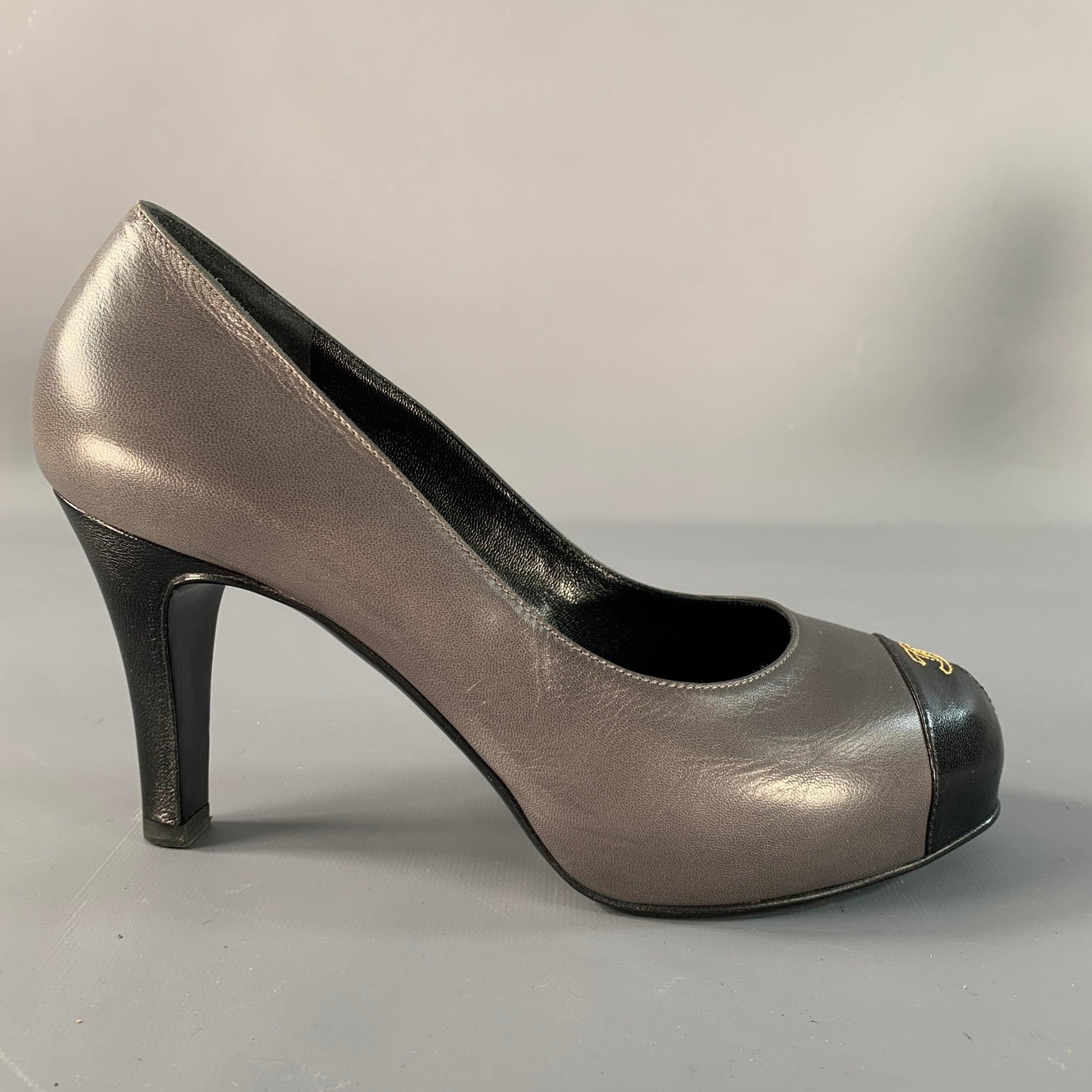 Décolleté Chanel in pelle nera e grigia con plateau e punta con dettaglio CAP. Made in Italy.Ottime condizioni di usato. 

Contrassegnato:   37 

Misure: 
  Tacco: 3.5 pollici 
  
  
 
Riferimento Sui Generis: 140400
Categoria: Pompe
Ulteriori