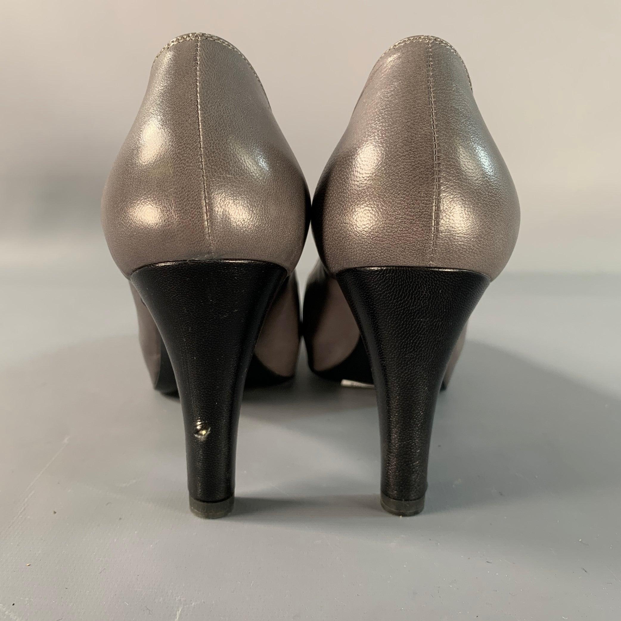 Nero Chanel taglia 6 Pumps in pelle grigia e nera con punta a cappuccio in vendita