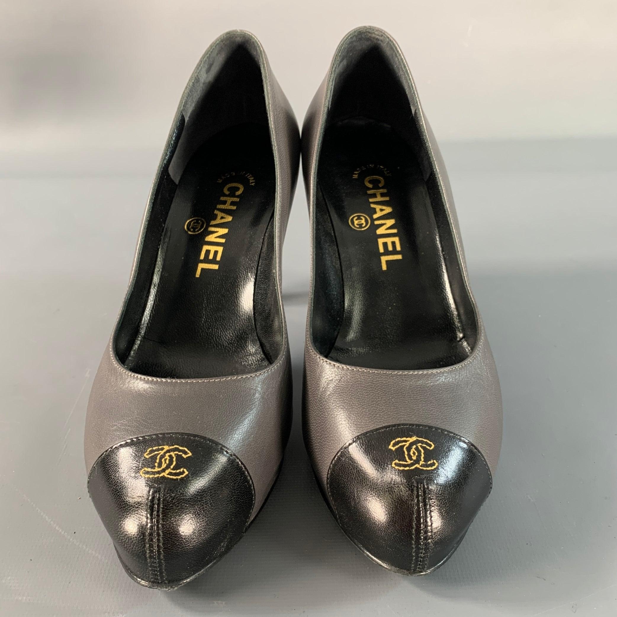 Chanel taglia 6 Pumps in pelle grigia e nera con punta a cappuccio In condizioni buone in vendita a San Francisco, CA