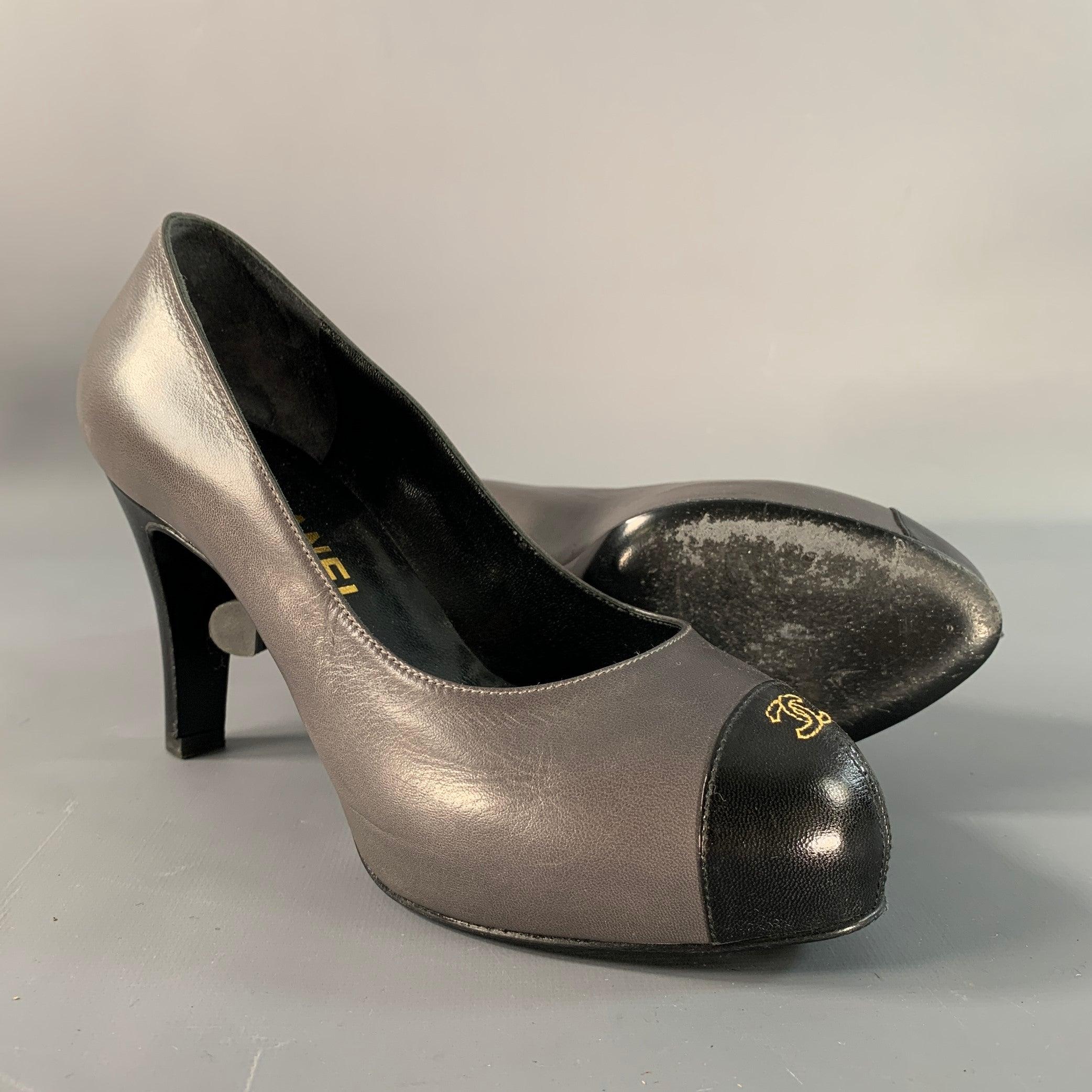 Donna Chanel taglia 6 Pumps in pelle grigia e nera con punta a cappuccio in vendita