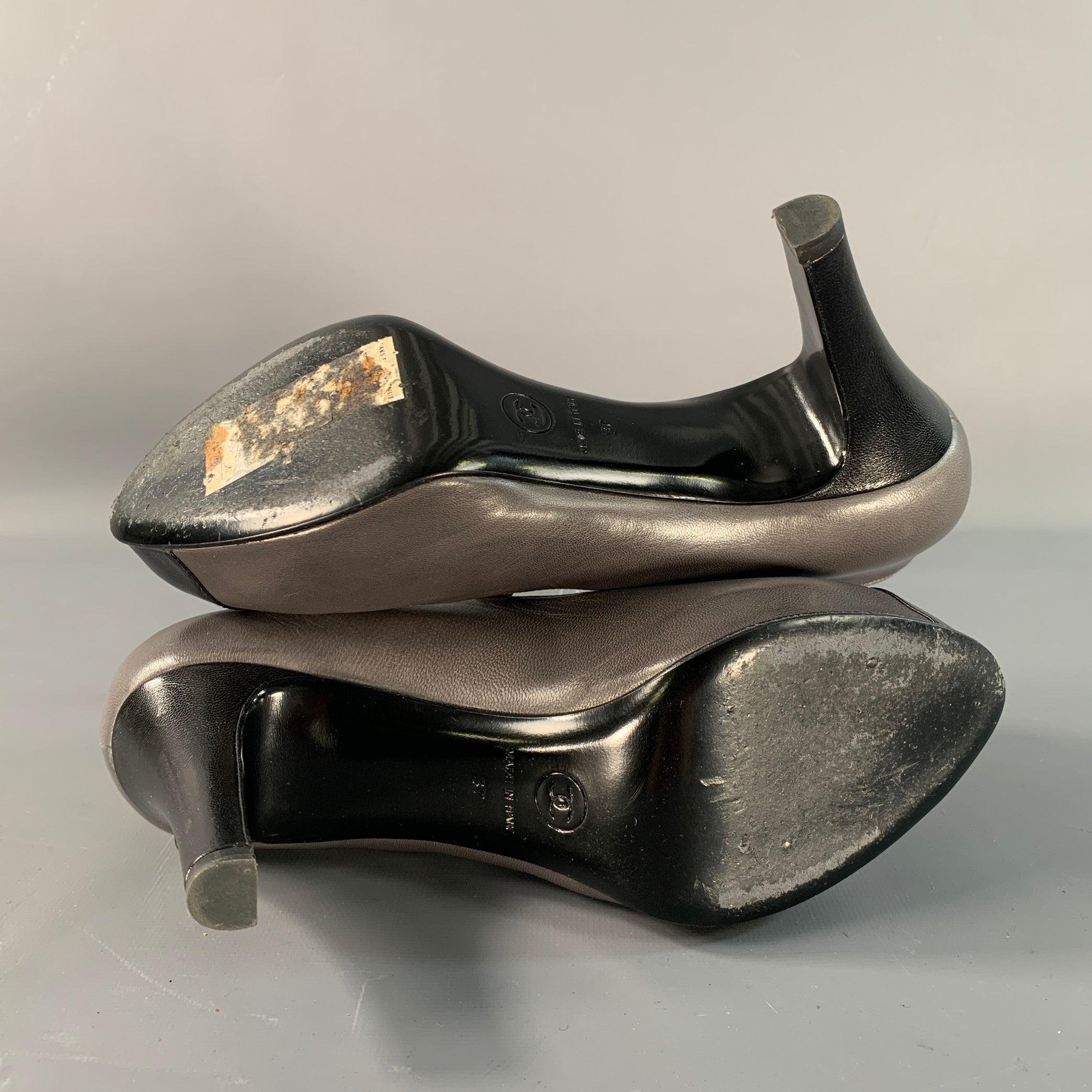 Chanel taglia 6 Pumps in pelle grigia e nera con punta a cappuccio in vendita 1