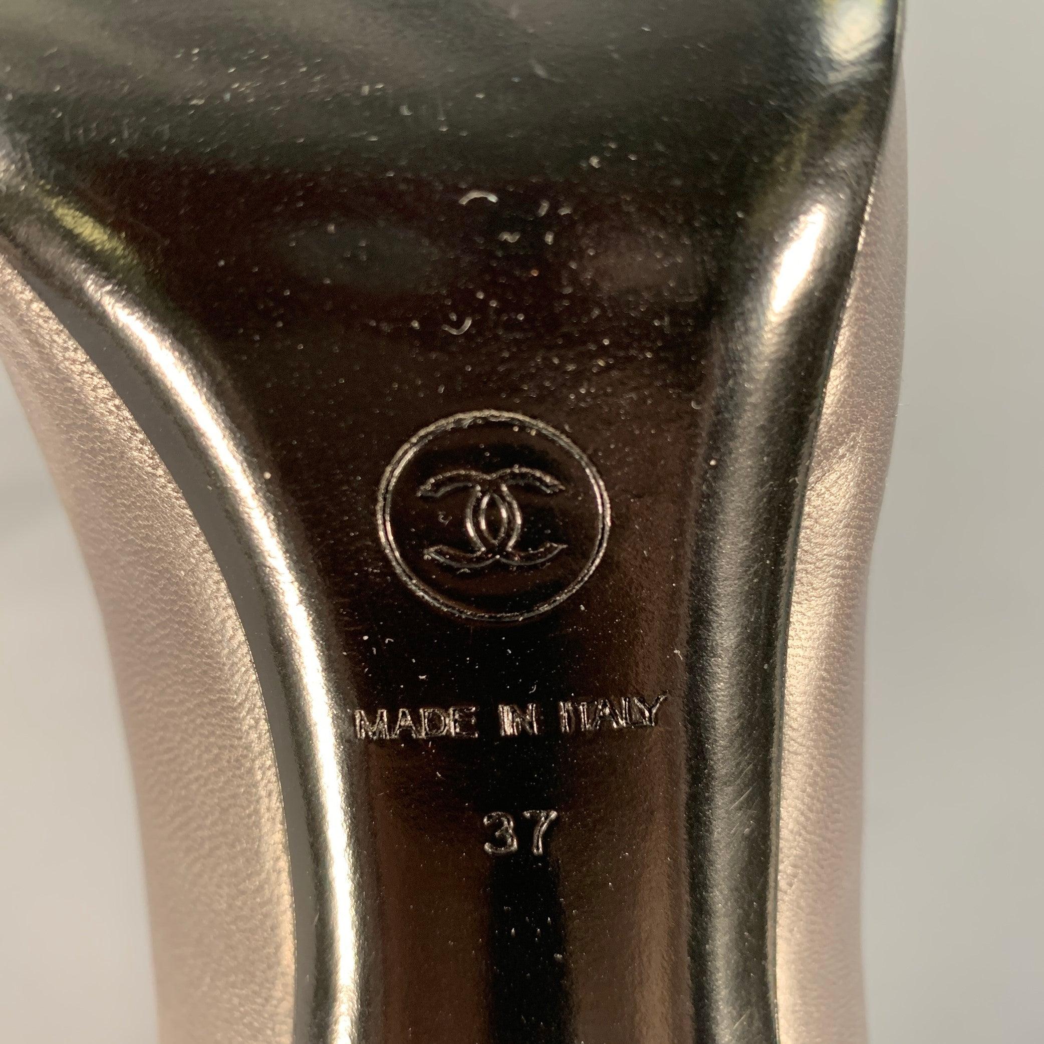 Chanel taglia 6 Pumps in pelle grigia e nera con punta a cappuccio in vendita 2