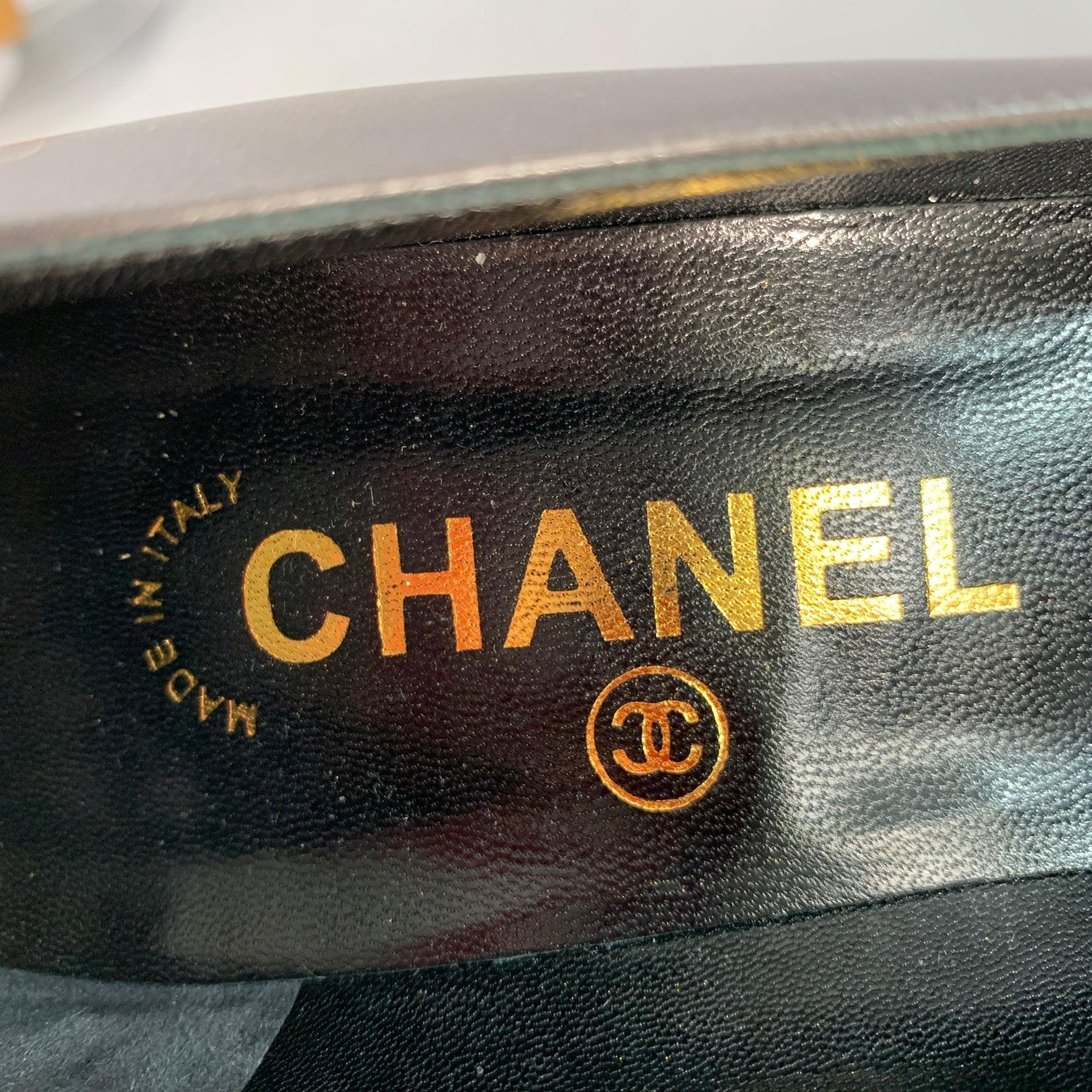 Chanel taglia 6 Pumps in pelle grigia e nera con punta a cappuccio in vendita 3