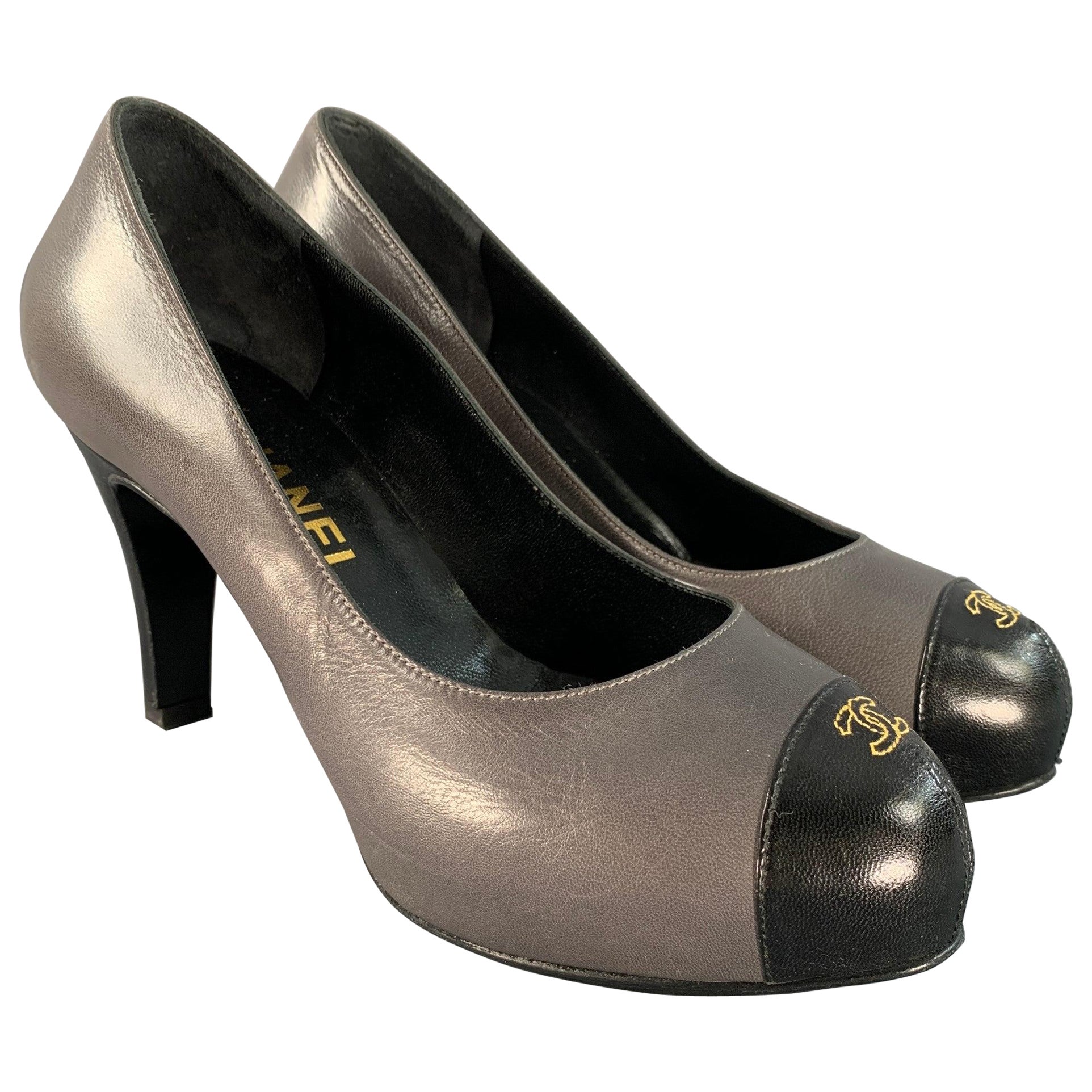 Chanel taglia 6 Pumps in pelle grigia e nera con punta a cappuccio in vendita