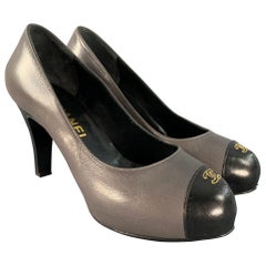 Chanel taglia 6 Pumps in pelle grigia e nera con punta a cappuccio