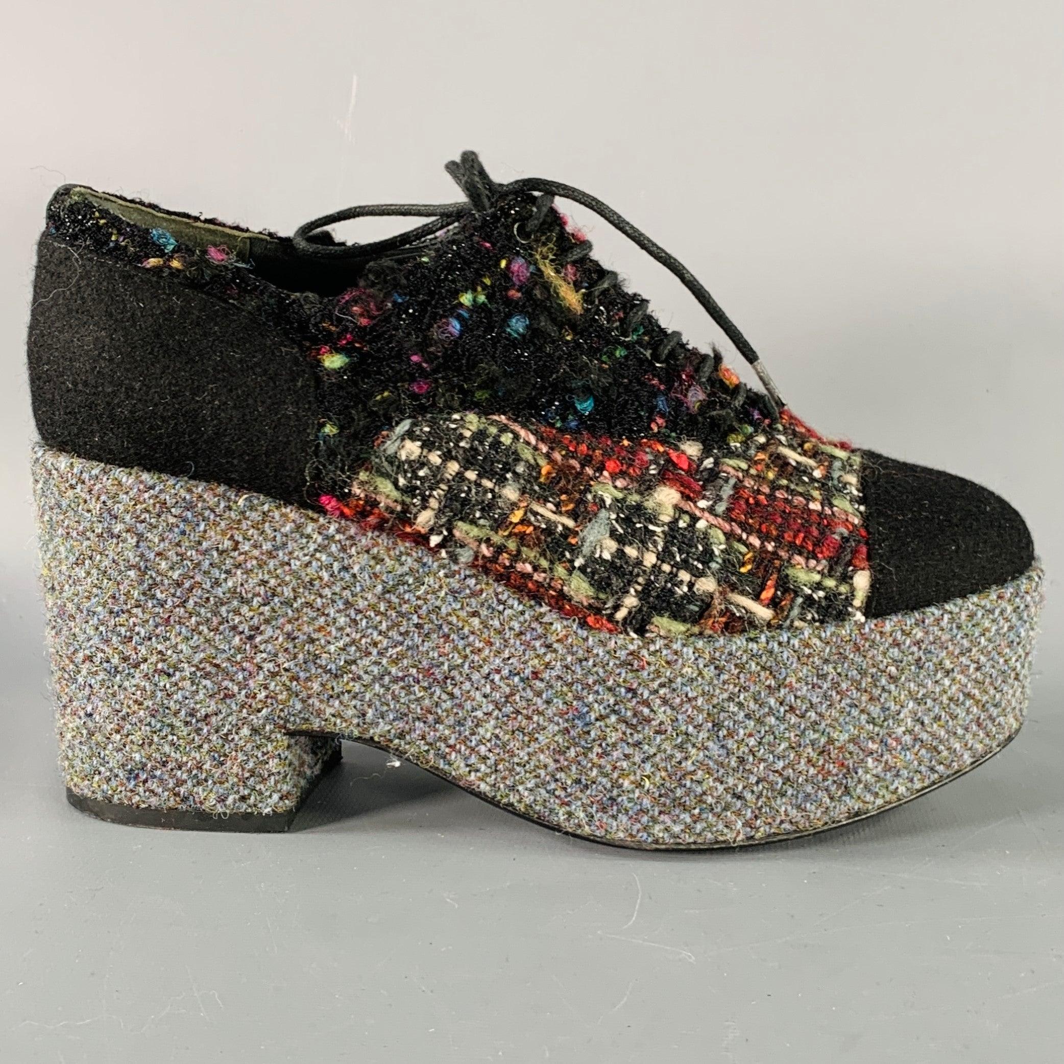 CHANEL 2015 flats
in a black, red, and grey tweed featuring a platform sole, oxford style, and lace-up closure. Made in Italy.Very Good Pre-Owned Condition. Missing CC logo detail on heel of right shoe. 

Marked:   G G31343Outsole: 9.5 x 3.25 inches