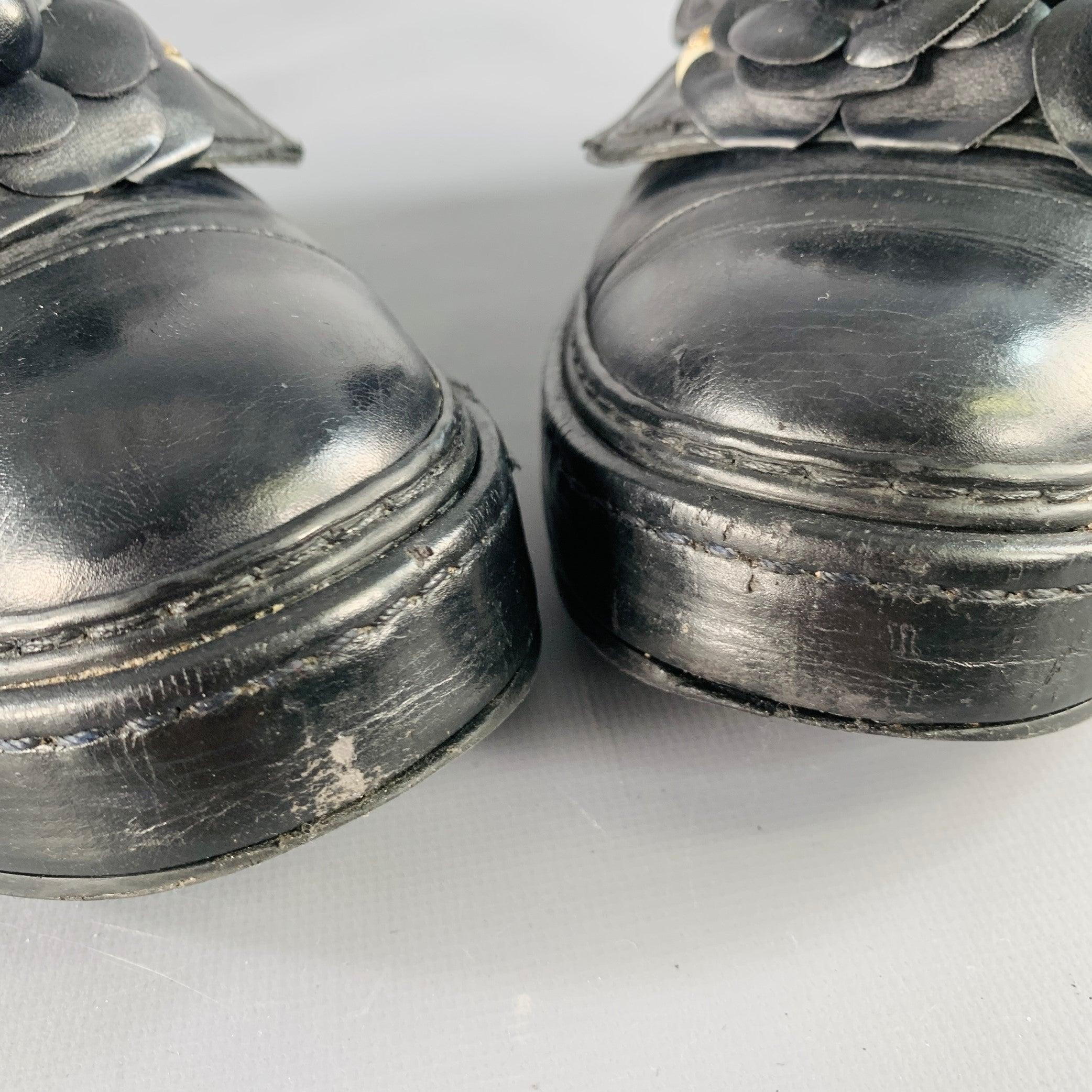 CHANEL Größe 7 Schwarz Leder Kamelien Faux Perlen Applique High Top Sneakers im Angebot 6