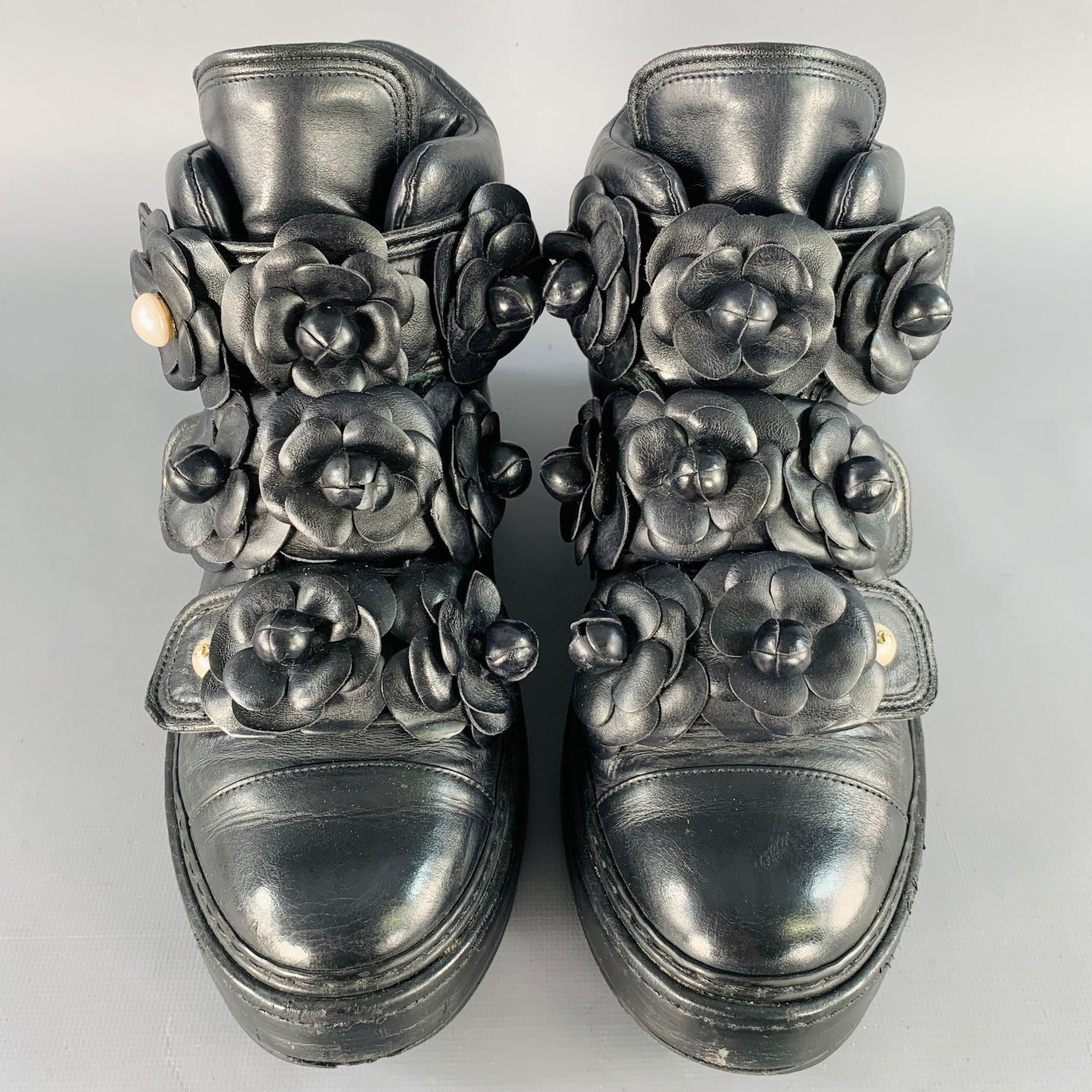 CHANEL Größe 7 Schwarz Leder Kamelien Faux Perlen Applique High Top Sneakers Damen im Angebot