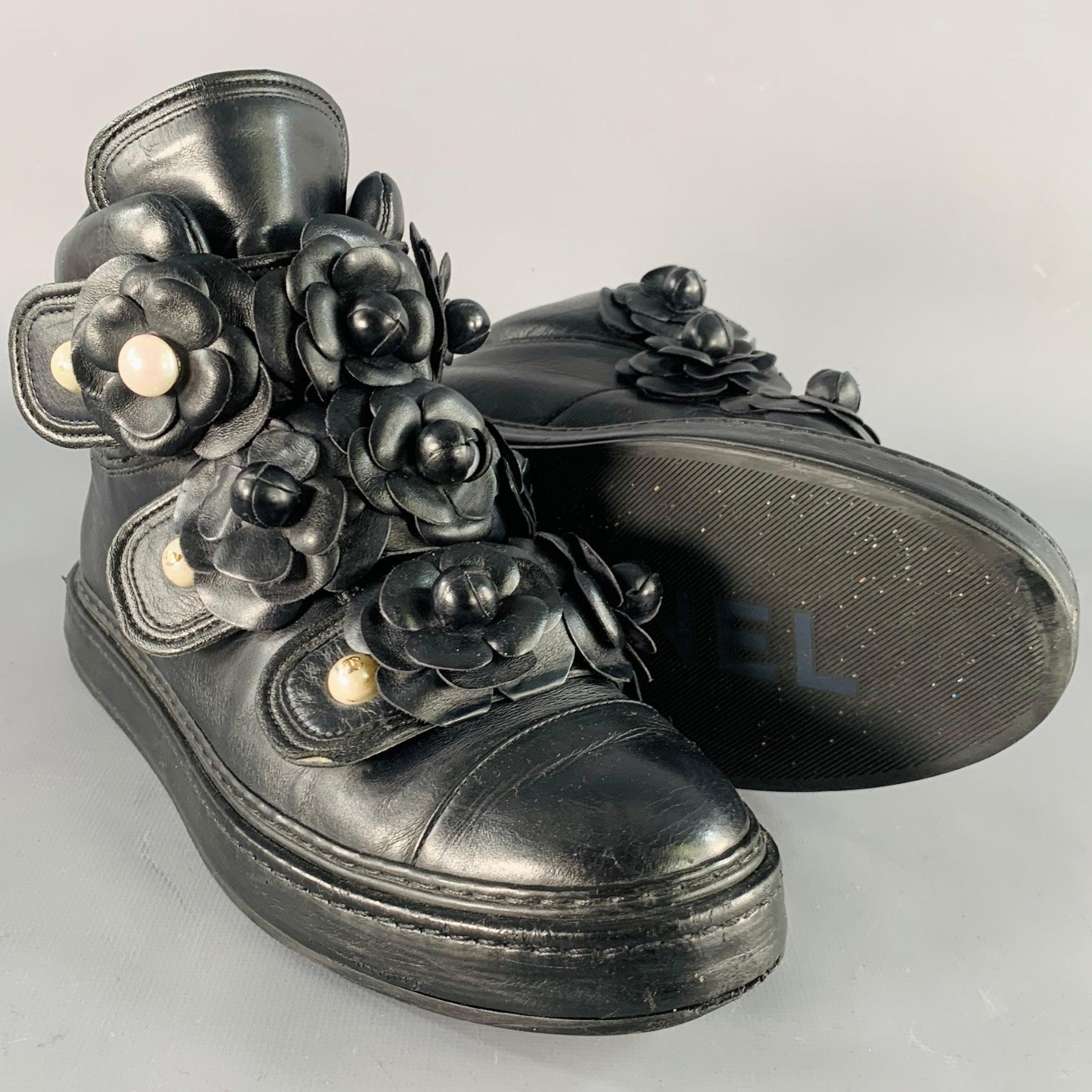 CHANEL Größe 7 Schwarz Leder Kamelien Faux Perlen Applique High Top Sneakers im Angebot 1