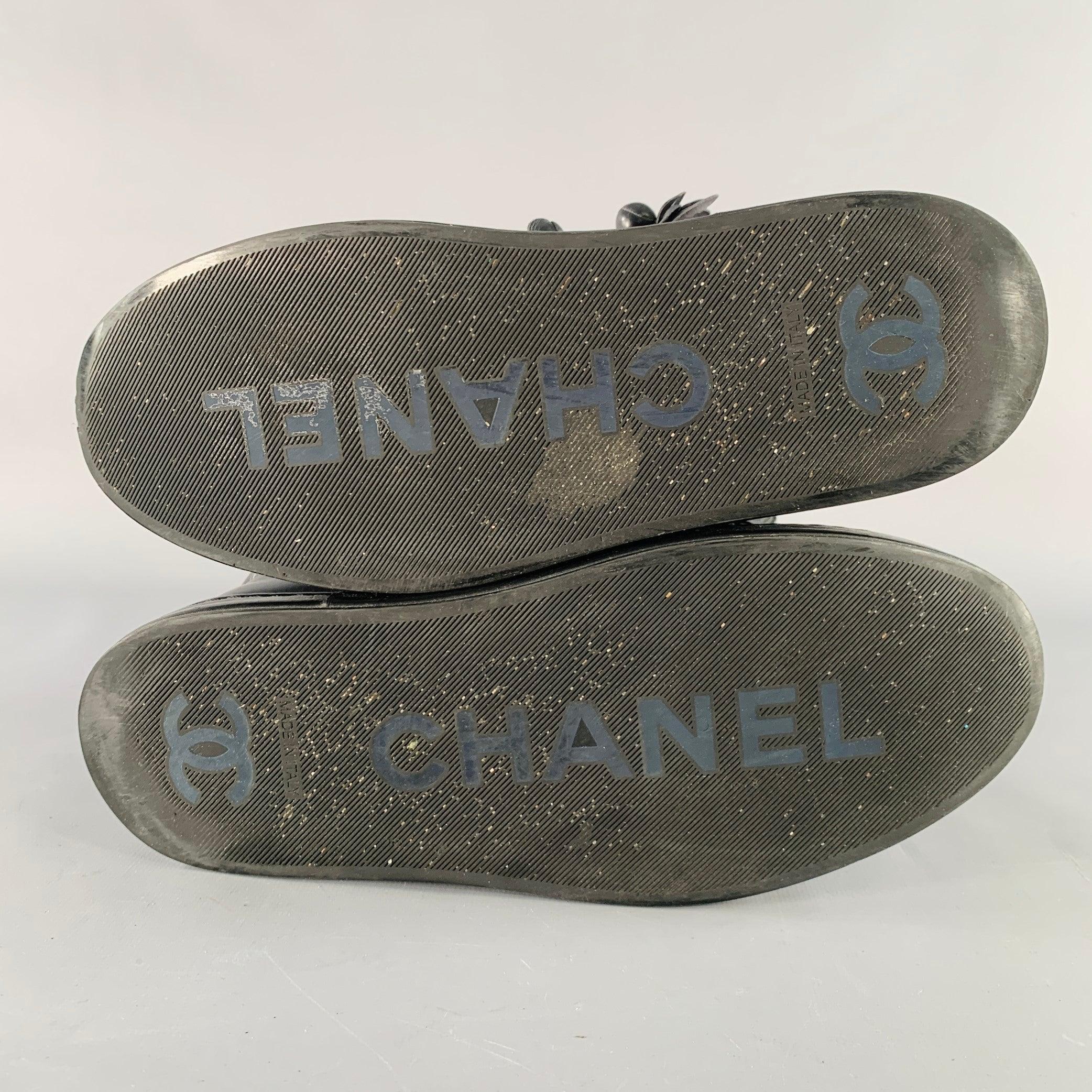CHANEL Größe 7 Schwarz Leder Kamelien Faux Perlen Applique High Top Sneakers im Angebot 2