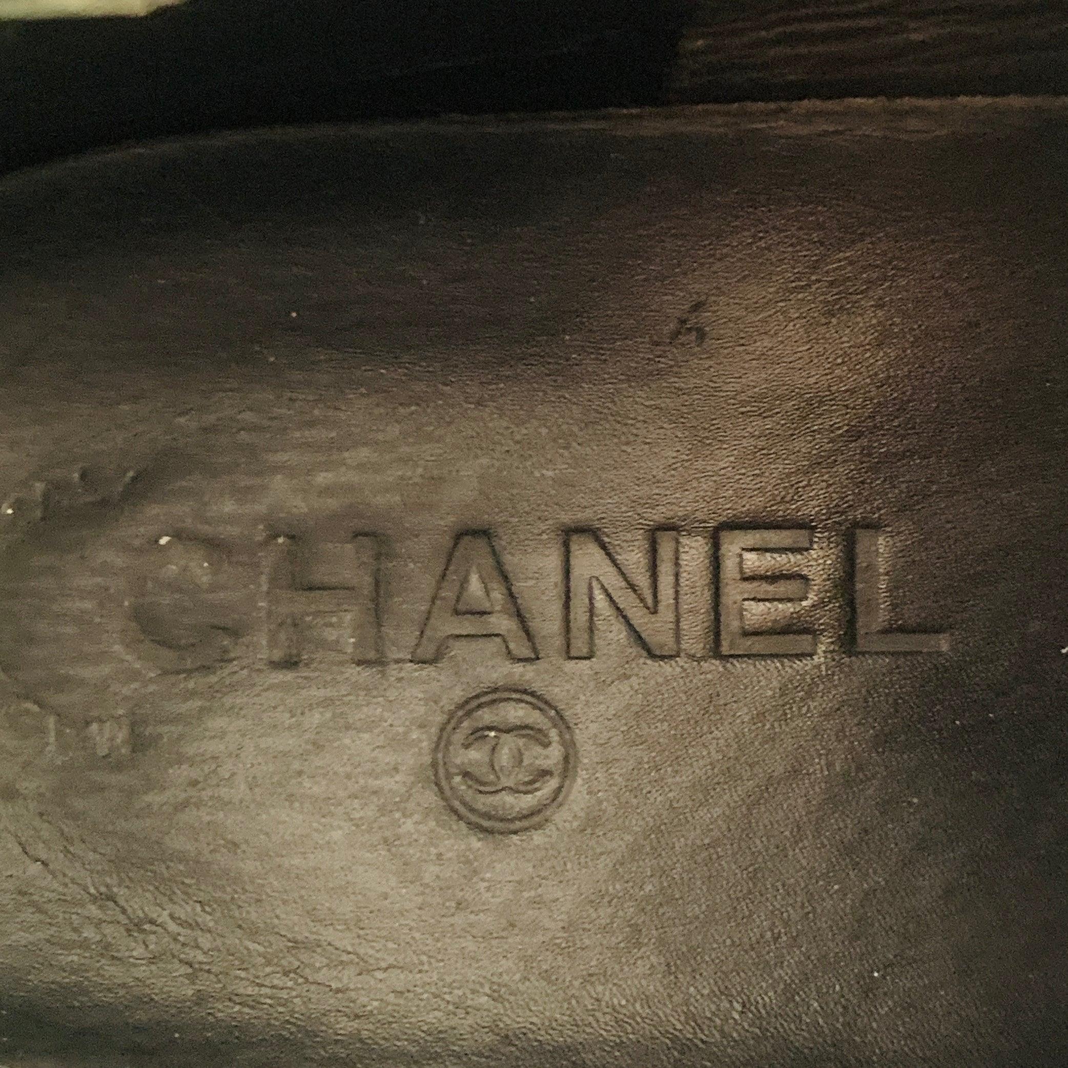 CHANEL Größe 7 Schwarz Leder Kamelien Faux Perlen Applique High Top Sneakers im Angebot 3