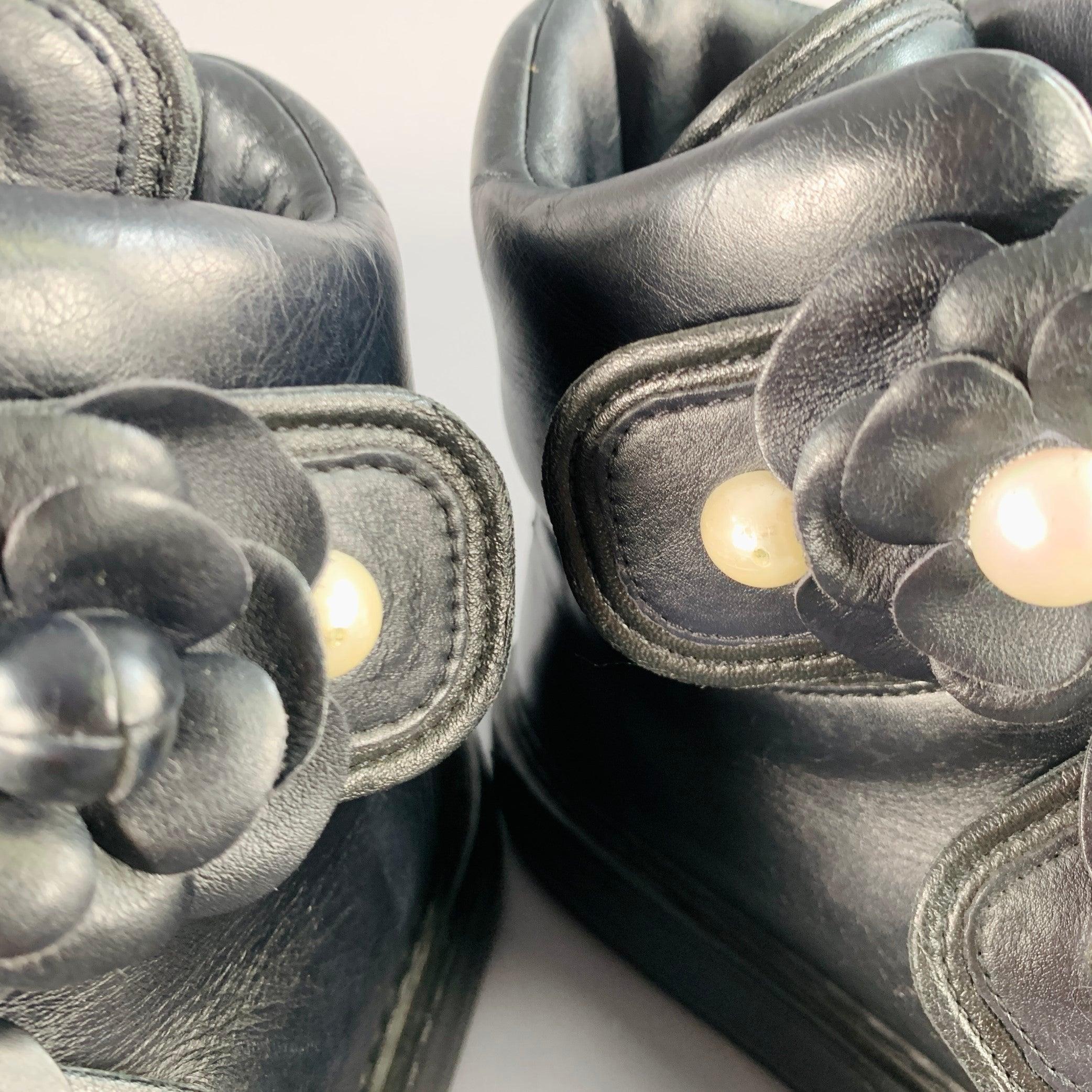 CHANEL Größe 7 Schwarz Leder Kamelien Faux Perlen Applique High Top Sneakers im Angebot 5