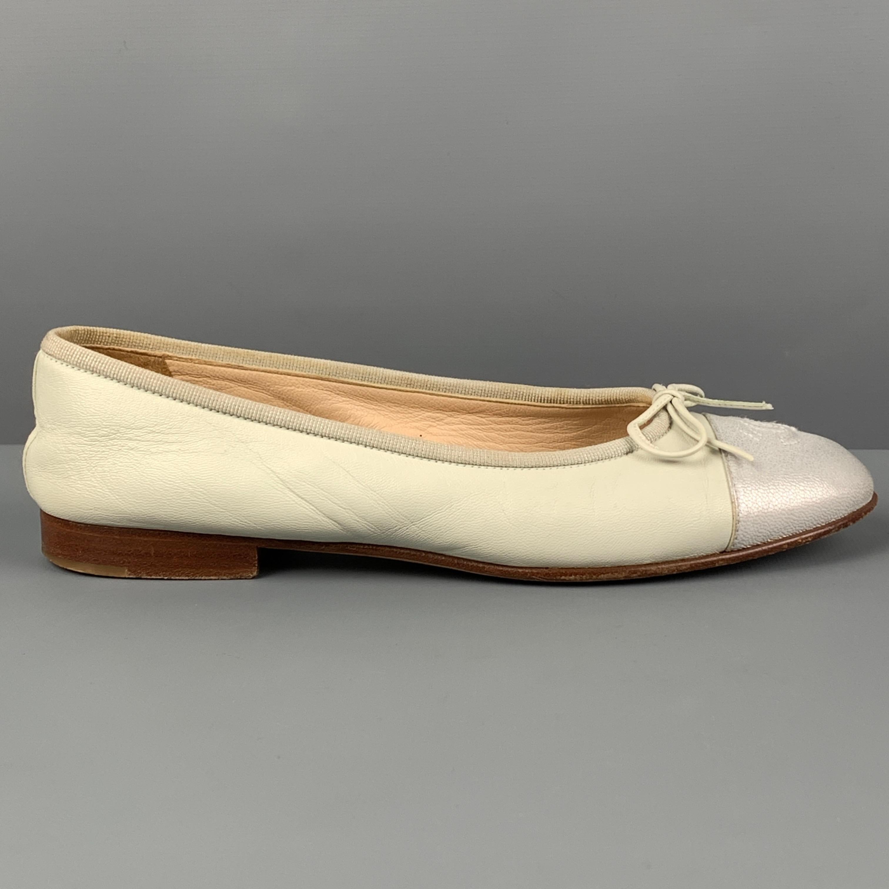 CHANEL flats comes in a mint leather featuring a ballerina style, logo cap toe, front bow detail, and a slip on style. Comes with dust bag. Made in Italy. 

Good Pre-Owned Condition. Light wear.
Marked: 37

Outsole: 9.75 in. x 3.25 in. 