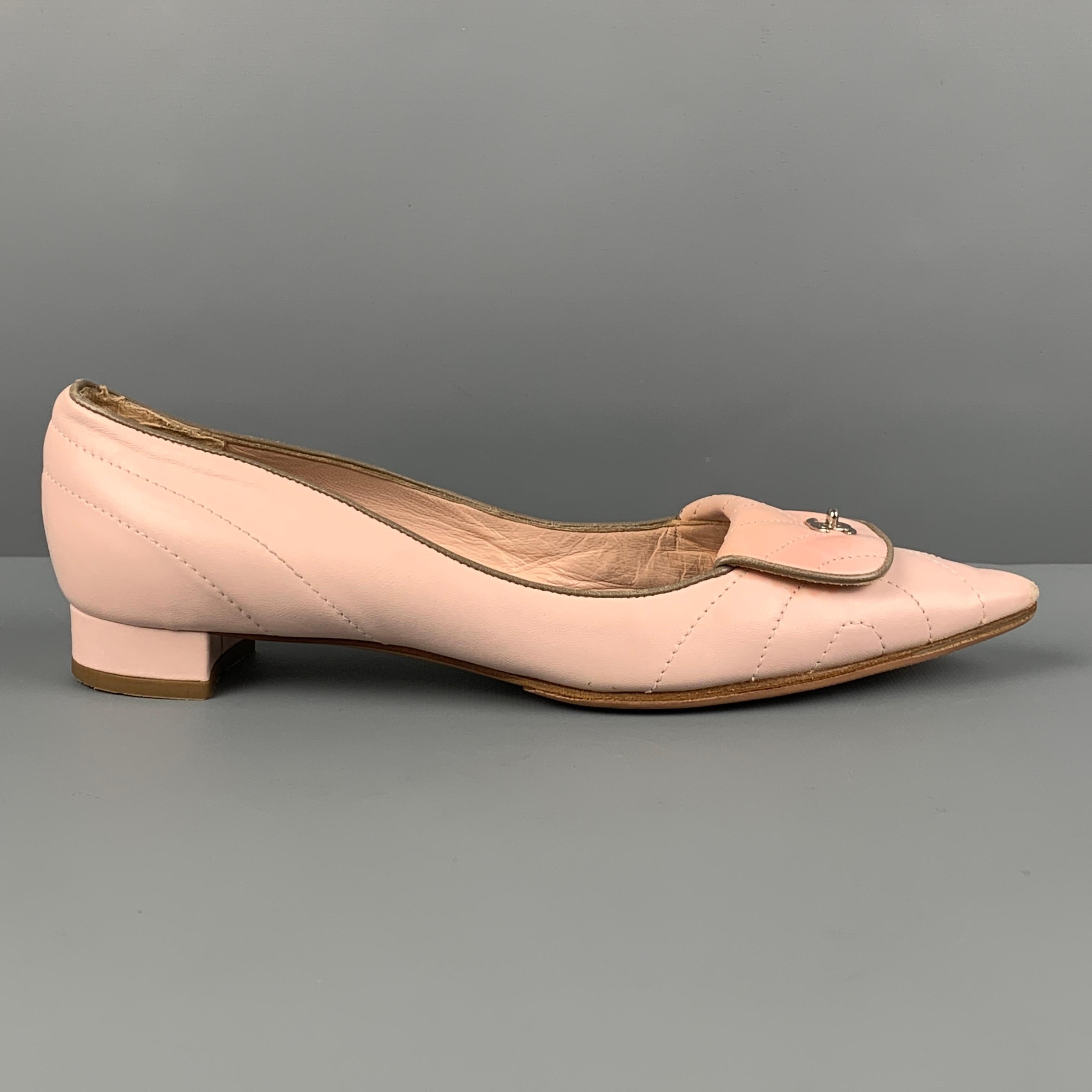 CHANEL flats comes in a pink leather featuring top stitching, pointed toe, CC flap design, and a chunky heel. Made in Italy. 

Good Pre-Owned Condition. Moderate discoloration at front. As-Is.
Marked: 37

Outsole: 10.25 in. x 3 in.