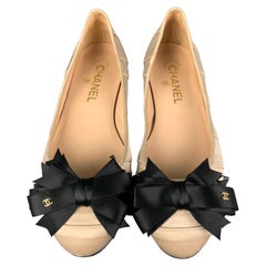 CHANEL Größe 7.5 Beige Seide plissiert Flats