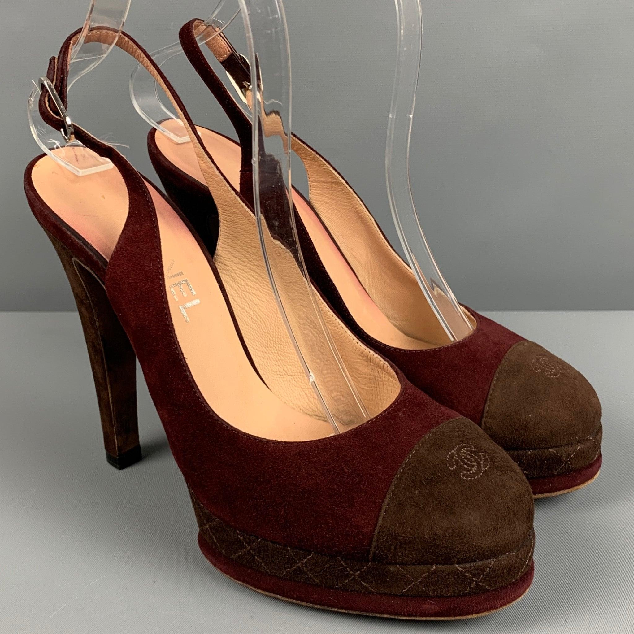 CHANEL pumps
in a
burgundy and brown suede fabric featuring cap toe with monogram and faux quilt toe detail, and a slingback style with platform. Made in Italy.Very Good Pre-Owned Condition. Minor signs of wear. 

Marked:   38.5 

Measurements: 
 