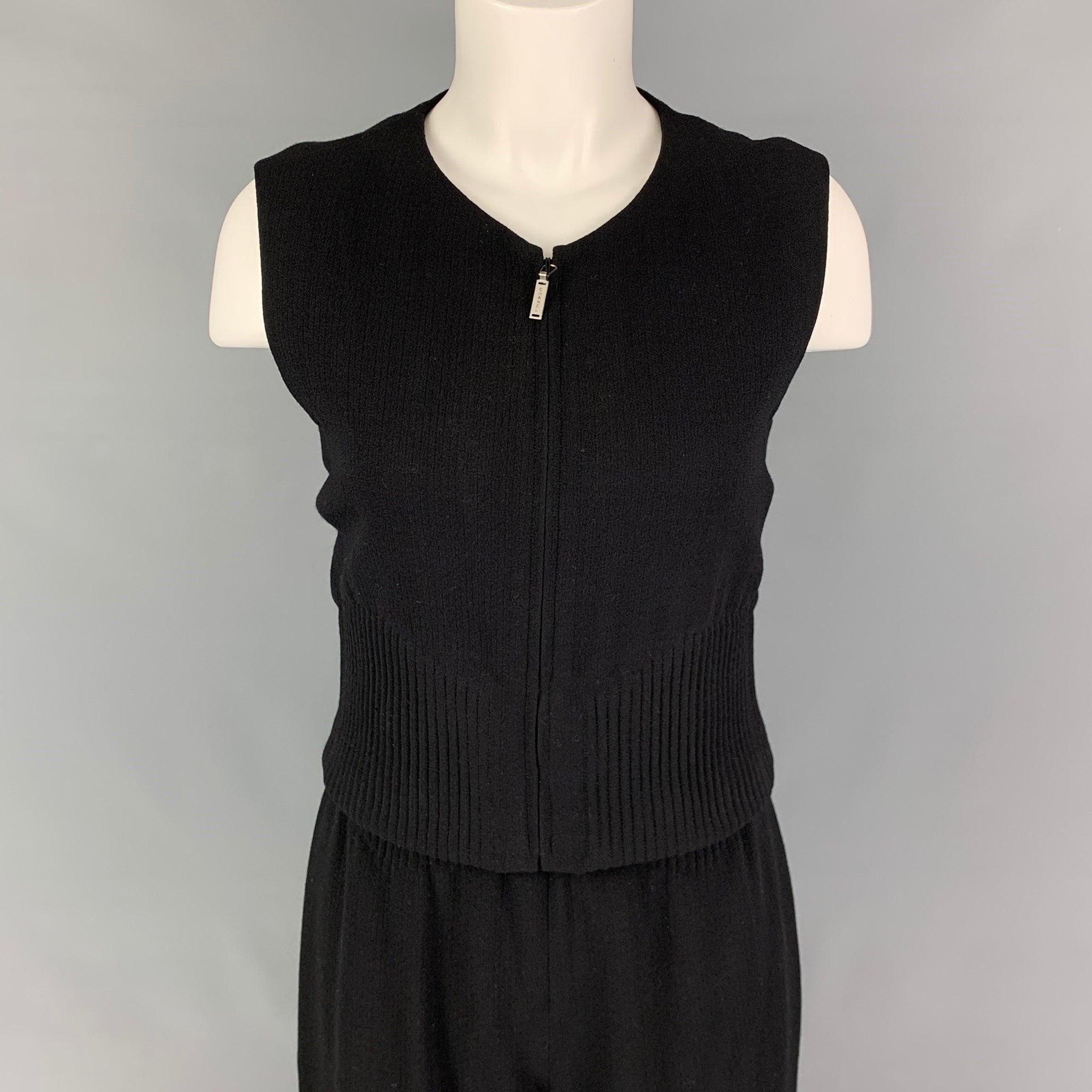 CHANEL 2 Piece set comes in a black ribbed wool featuring sleeveless, front zipper closure top, logo button detail, and matching wide leg pants.
Very Good
Pre-Owned Condition. 

Marked:   99S 94305 / 40 

Measurements: 
  -TopShoulder: 14.75 inches 