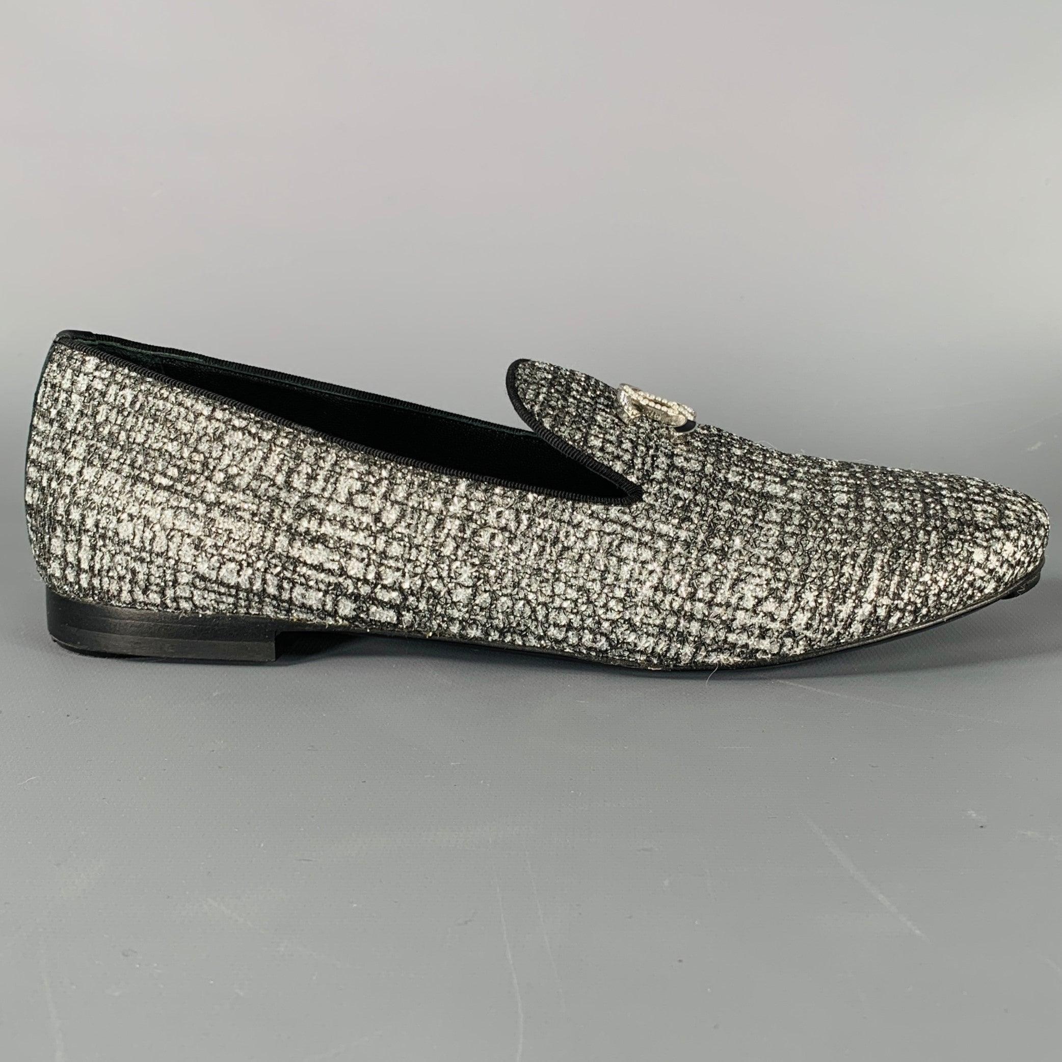 Ballerine Chanel
in tessuto intrecciato nero e argento, con stile mocassini, design scintillante e abbellimento con strass a doppia CC. Made in Italy. Eccellente condizione di usato. 

Contrassegnato:   J G32948Suola:10 pollici  x 3.25 pollici 
  
