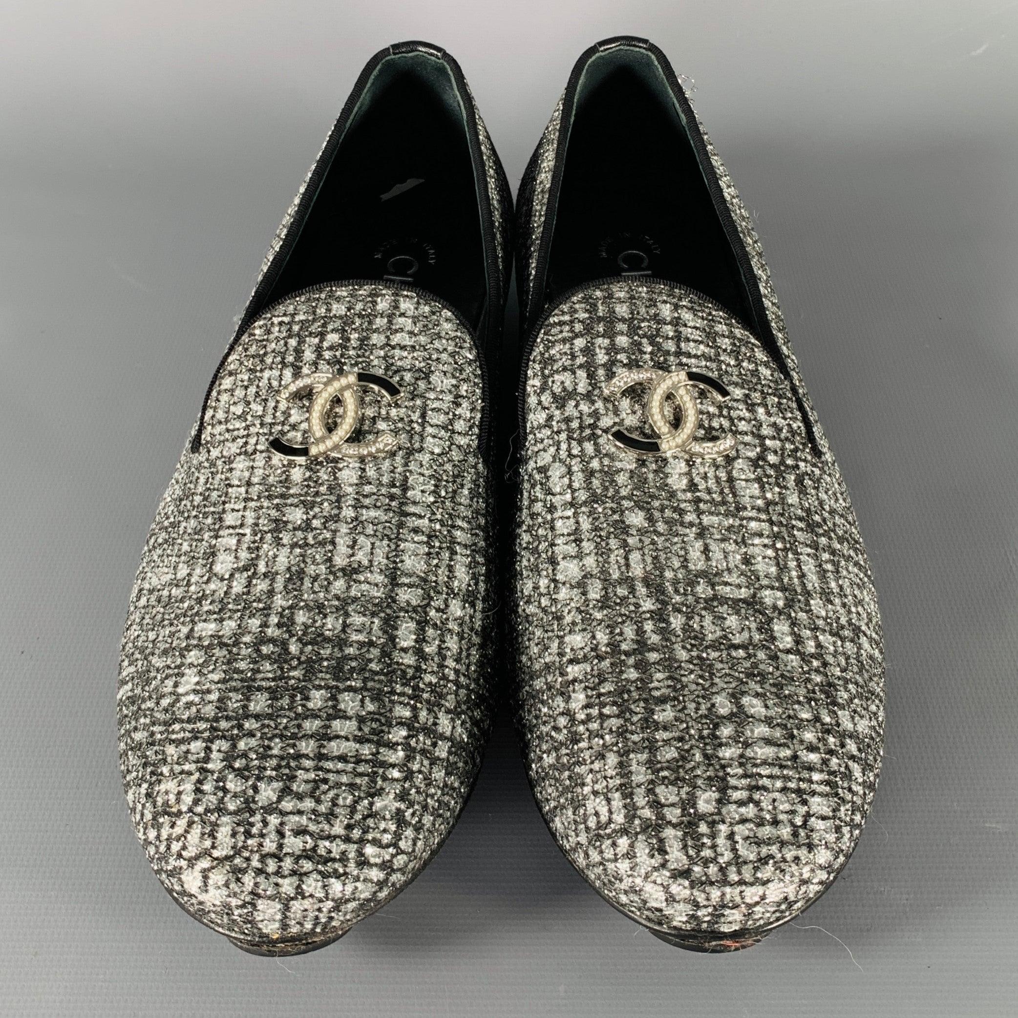 CHANEL Taglia 8 CC Argento Nero Glitter Loafer Flats In condizioni ottime in vendita a San Francisco, CA