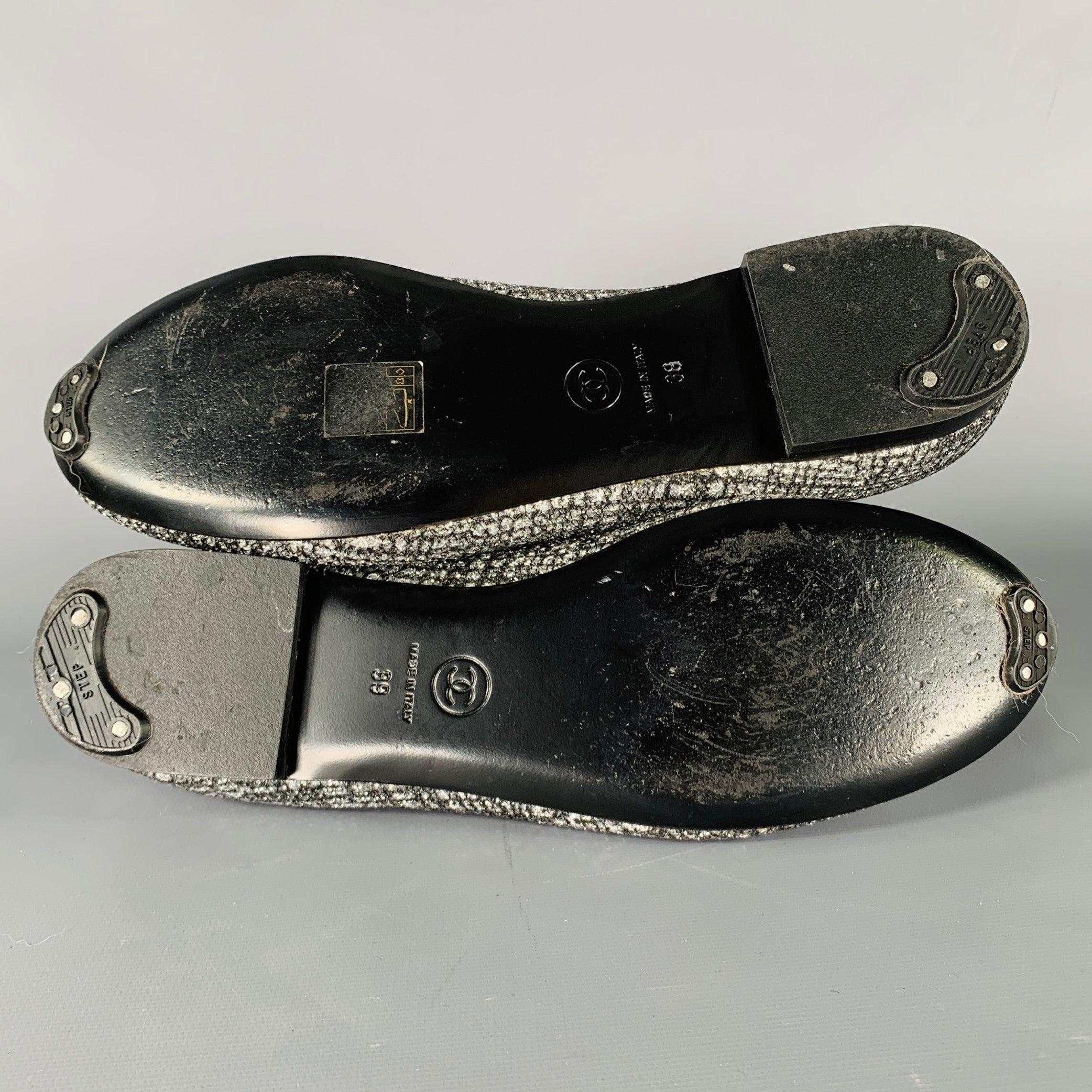 CHANEL Taglia 8 CC Argento Nero Glitter Loafer Flats in vendita 1