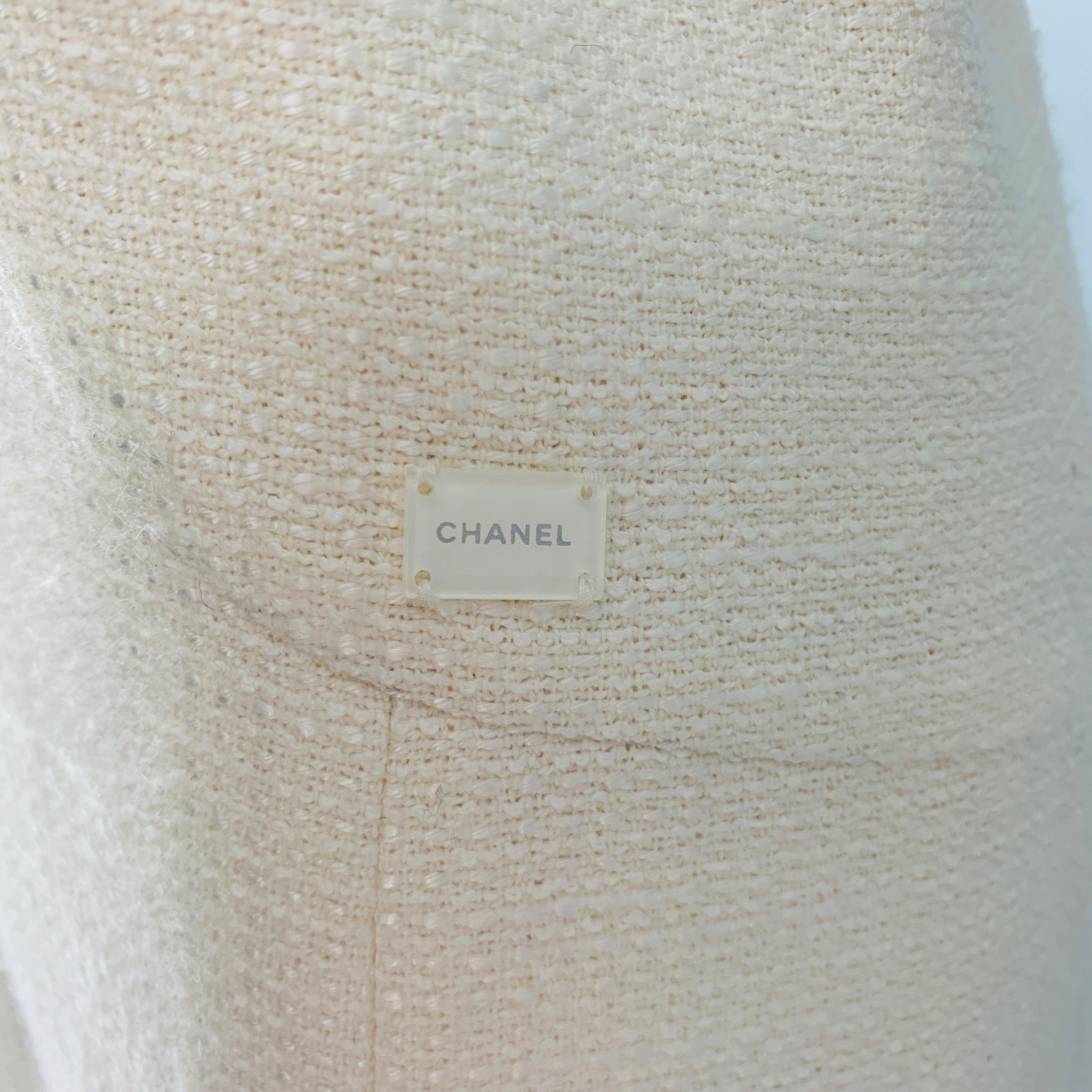 Robe CHANEL 2004 en coton et acétate crème, style décalé, bord brut, mi-mollet, sans manches, fermeture zippée au dos. Fabriqué en France. Très bon état d'origine. Très légères marques au recto. 

Marqué :   FR 40 

Mesures : 
  Buste : 34 pouces