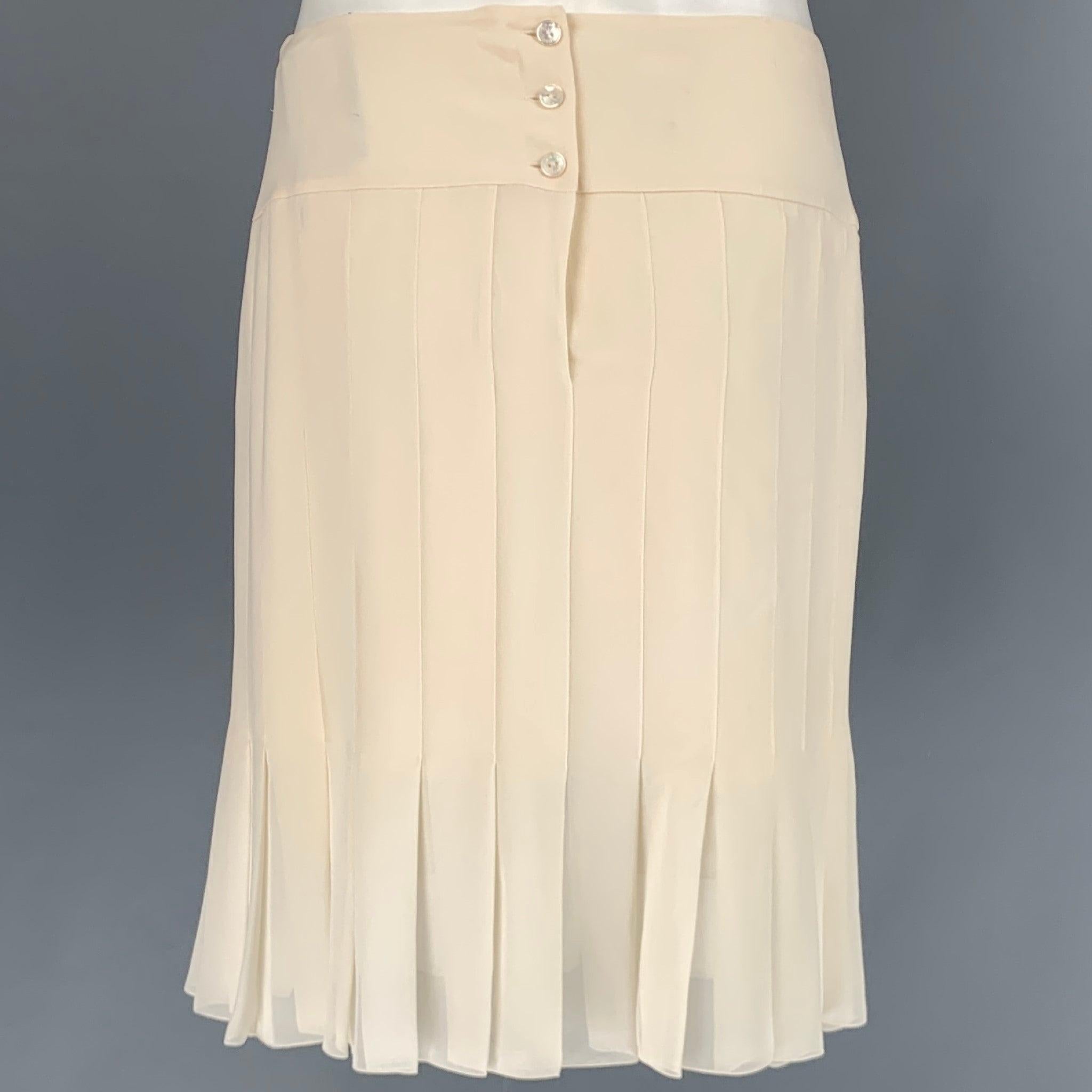 CHANEL 2004 skirt
in a cream silk fabric with a slip liner featuring a pleated style, and a back button closure. Made in
France.Very Good Pre-Owned Condition. Minor mark. 

Marked:   40 

Measurements: 
  Waist: 30 inches Hip: 37 inches Length: 22.5