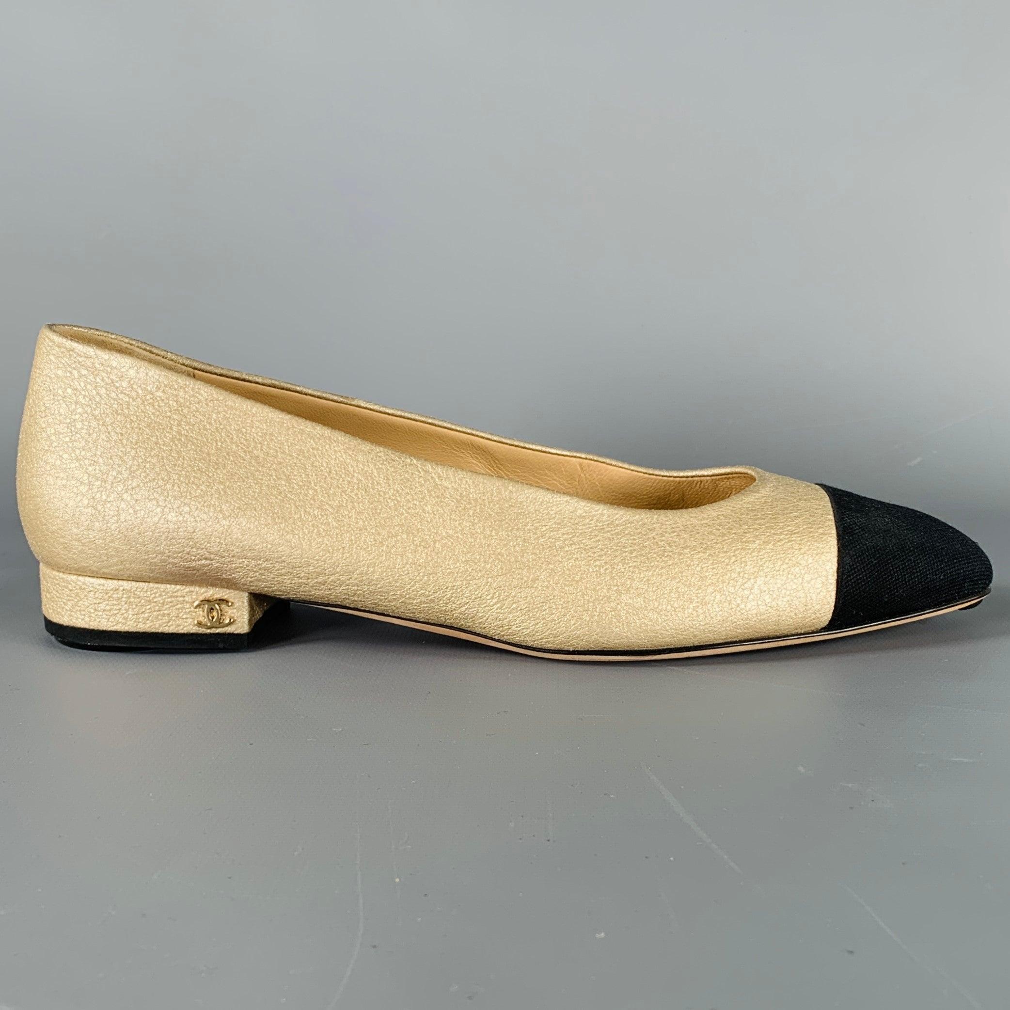 CHANEL flats
in a gold tone leather fabric featuring a black canvas cap toe, and slip on closure. Excellent Pre-Owned Condition. 

Marked:   A G31321Outsole:10.25 inches  x 3 inches 
  
  
 
Sui Generis Reference: 130649
Category: Flats
More