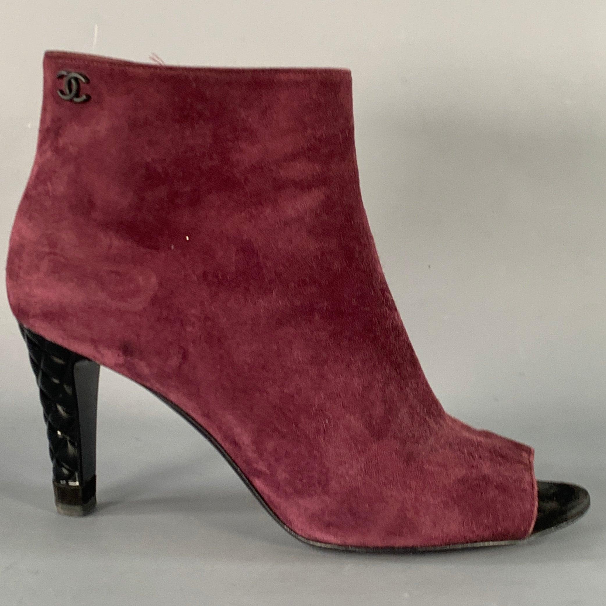 CHANEL boots
in a burgundy suede featuring an ankle style, peep toe, quilted heel detail, and side zipper closure. Made in Italy.Very Good Pre-Owned Condition. Minor mark. 

Marked:   P G34204
 

Measurements: 
  Length: 8.75 inches Width: 3.25