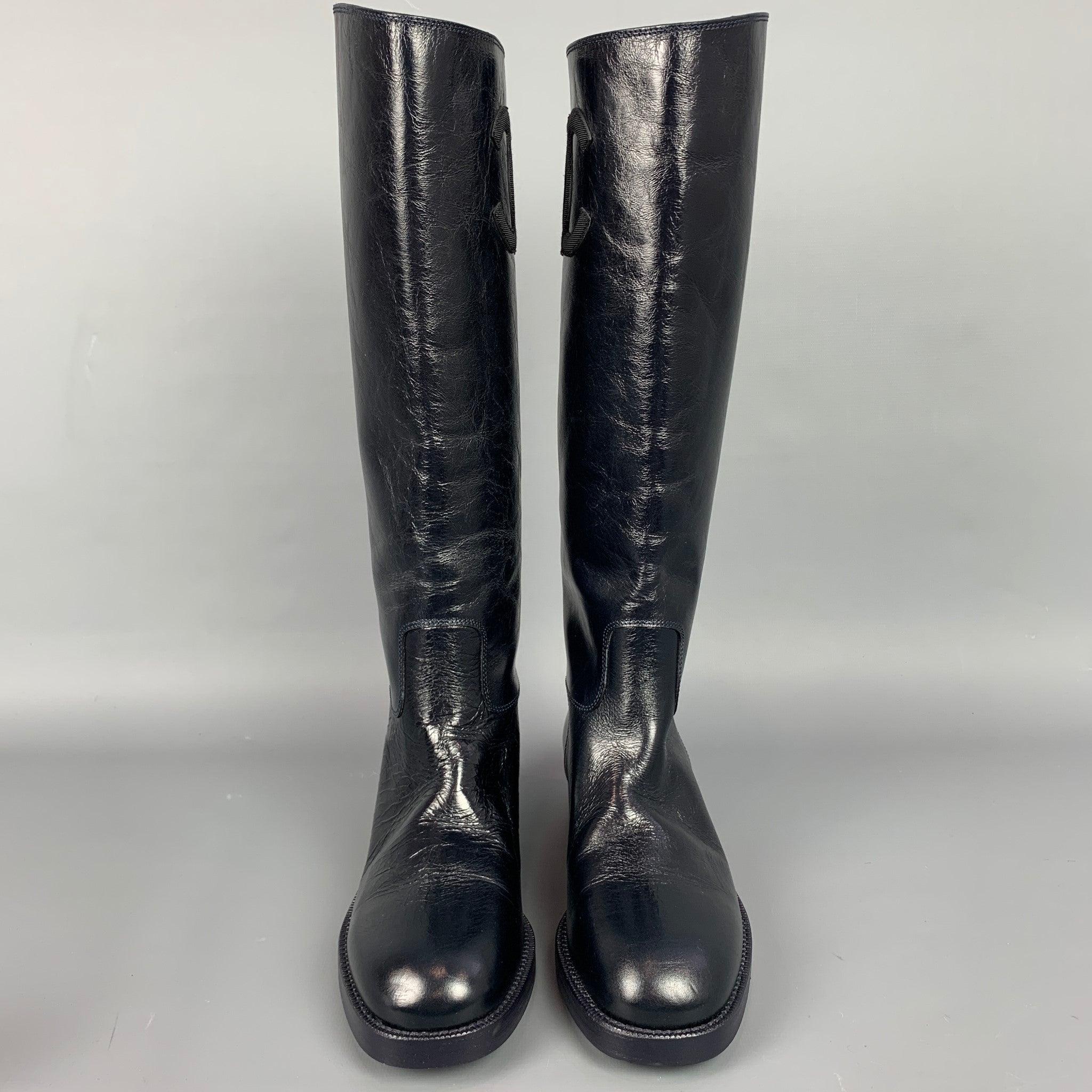 CHANEL Size 8.5 Midnight Blue Crackled Leather Riding Pull On CC Boots In Excellent Condition In San Francisco, CA