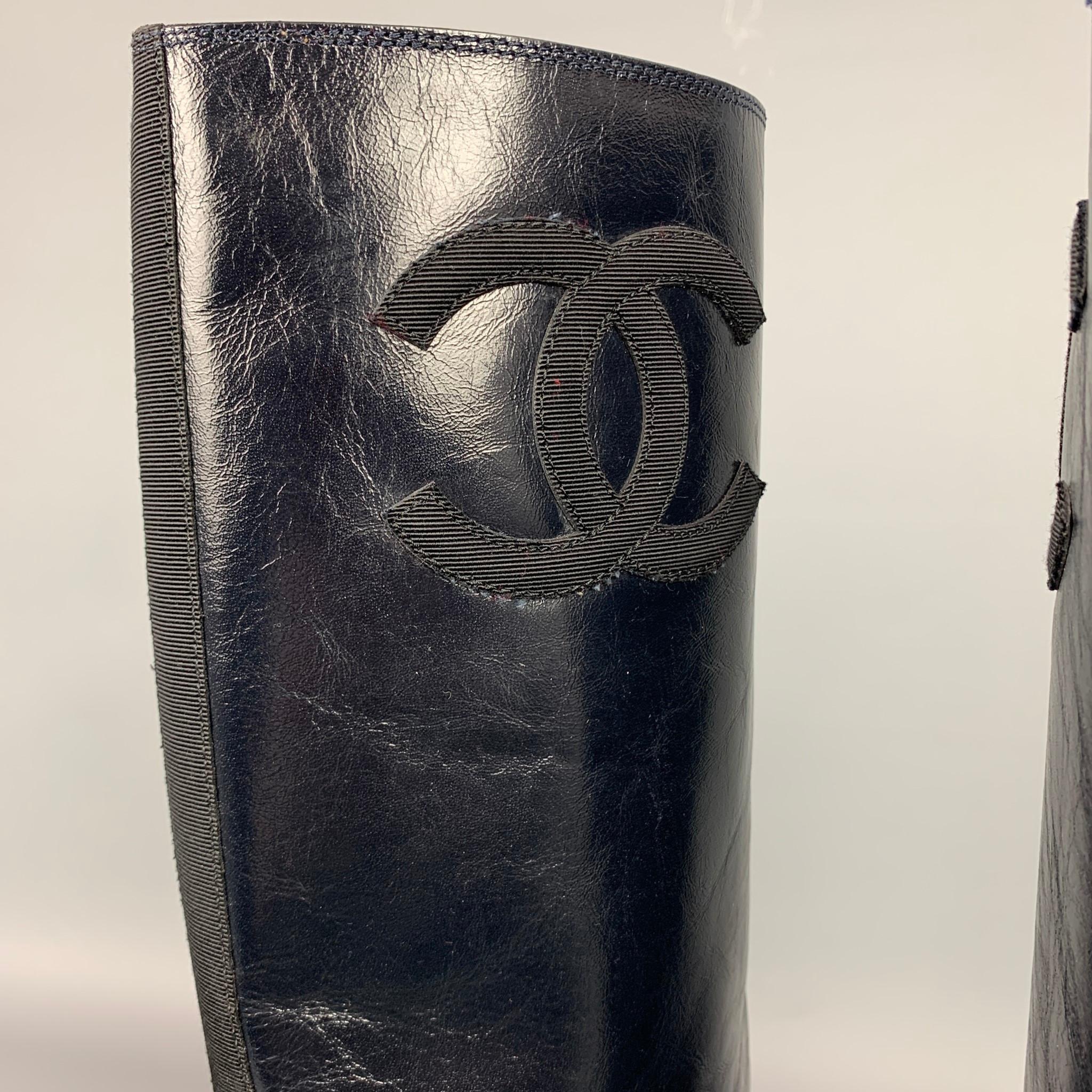 CHANEL Size 8.5 Midnight Blue Crackled Leather Riding Pull On CC Boots In Good Condition In San Francisco, CA