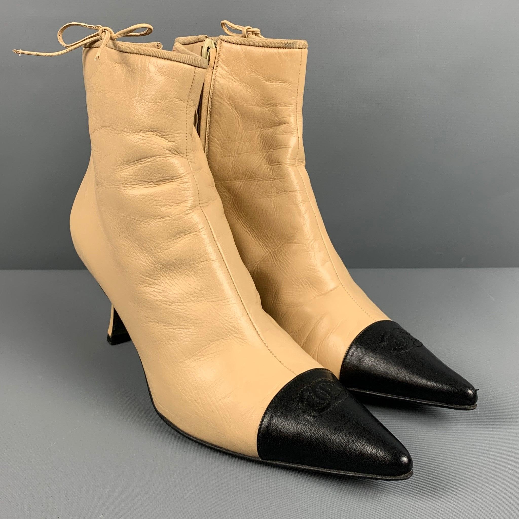 CHANEL boots
in a beige leather fabric featuring black leather contrast cap with monogram pointed toe, side bows, and side zipper closure. Made in Italy.Very Good Pre-Owned Condition. Minor marks. 

Marked:   40 

Measurements: 
  Length: 10.5