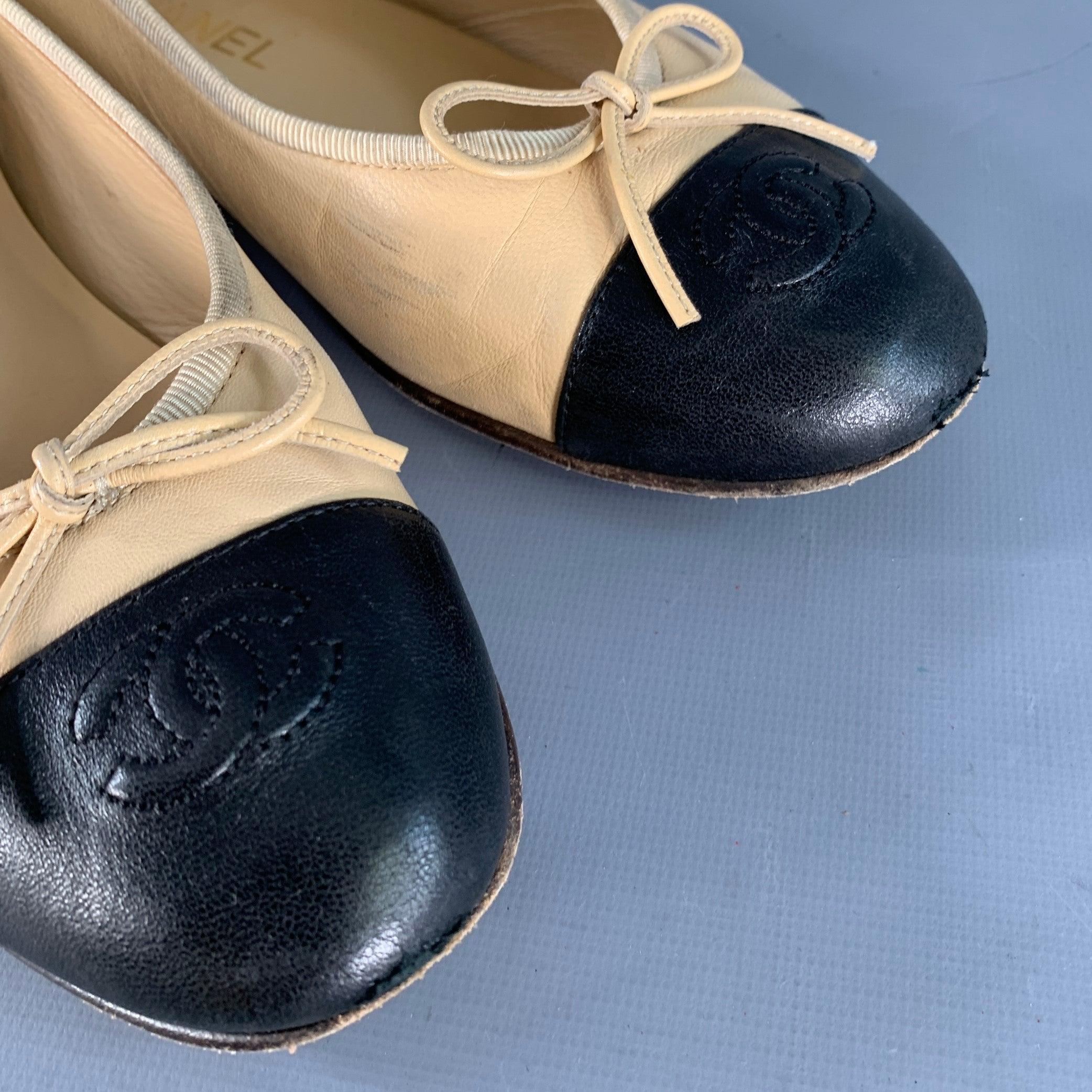 CHANEL Größe 9 Beige Schwarz Leder Monogram Cap Toe Flats im Angebot 6
