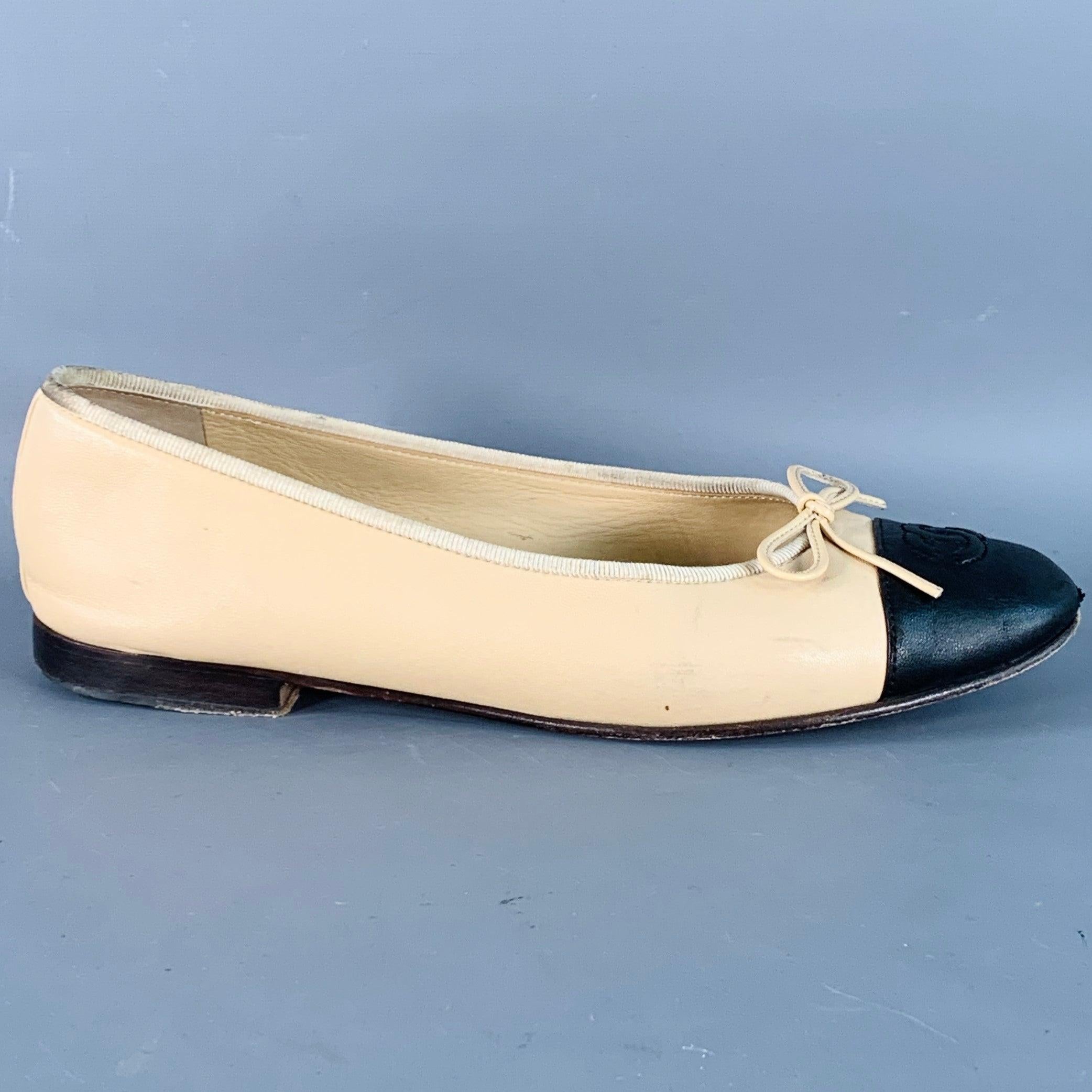 CHANEL Ballerinas
aus beigem Leder mit schwarzer Leder-Cap-Zehe mit aufgenähtem CC-Monogramm, Schleife und Schlupfverschluss. Wird mit Staubbeutel geliefert. Hergestellt in Italien, guter gebrauchter Zustand. Mäßige Flecken auf dem Ripsband,