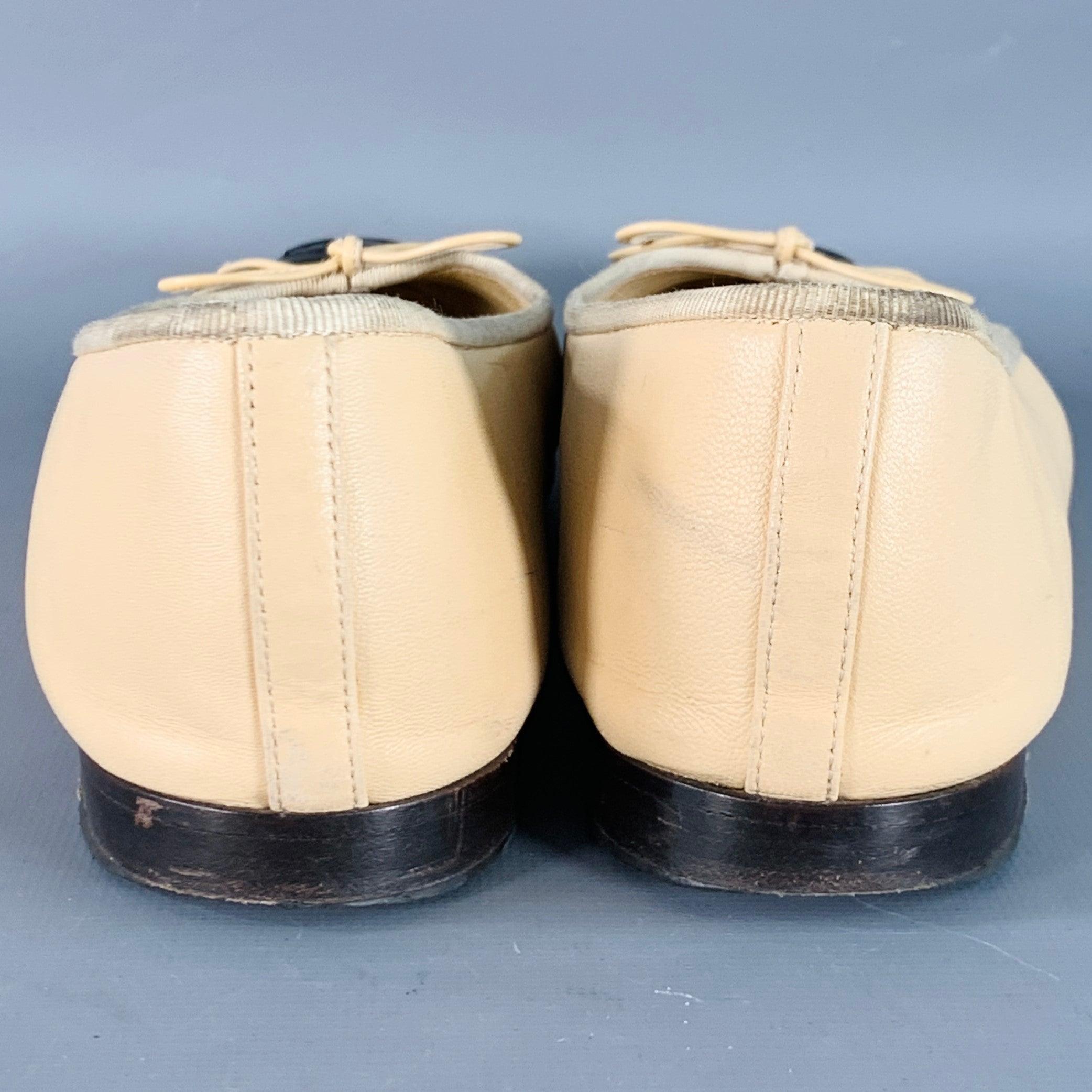 CHANEL Größe 9 Beige Schwarz Leder Monogram Cap Toe Flats im Zustand „Gut“ im Angebot in San Francisco, CA