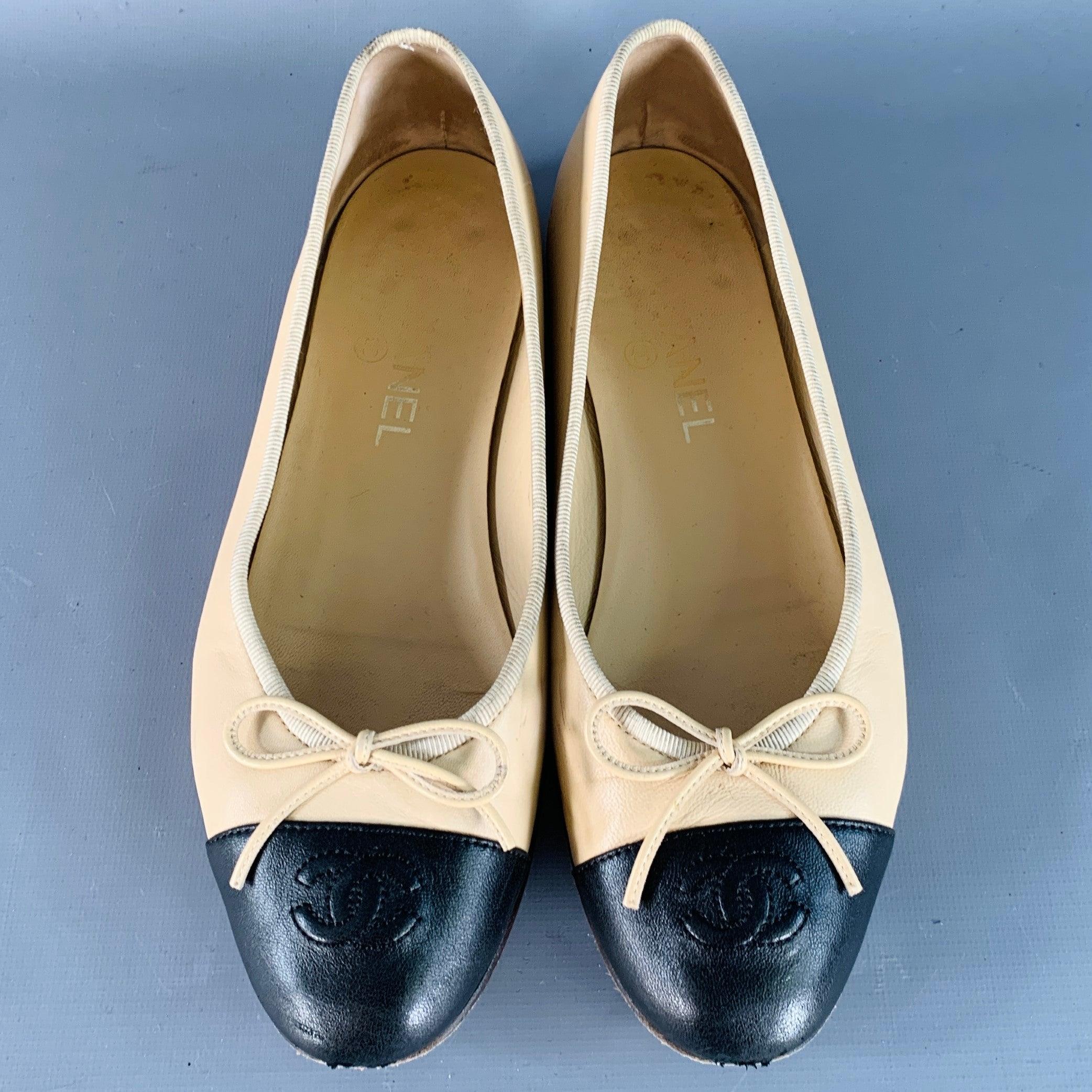 CHANEL Größe 9 Beige Schwarz Leder Monogram Cap Toe Flats Damen im Angebot
