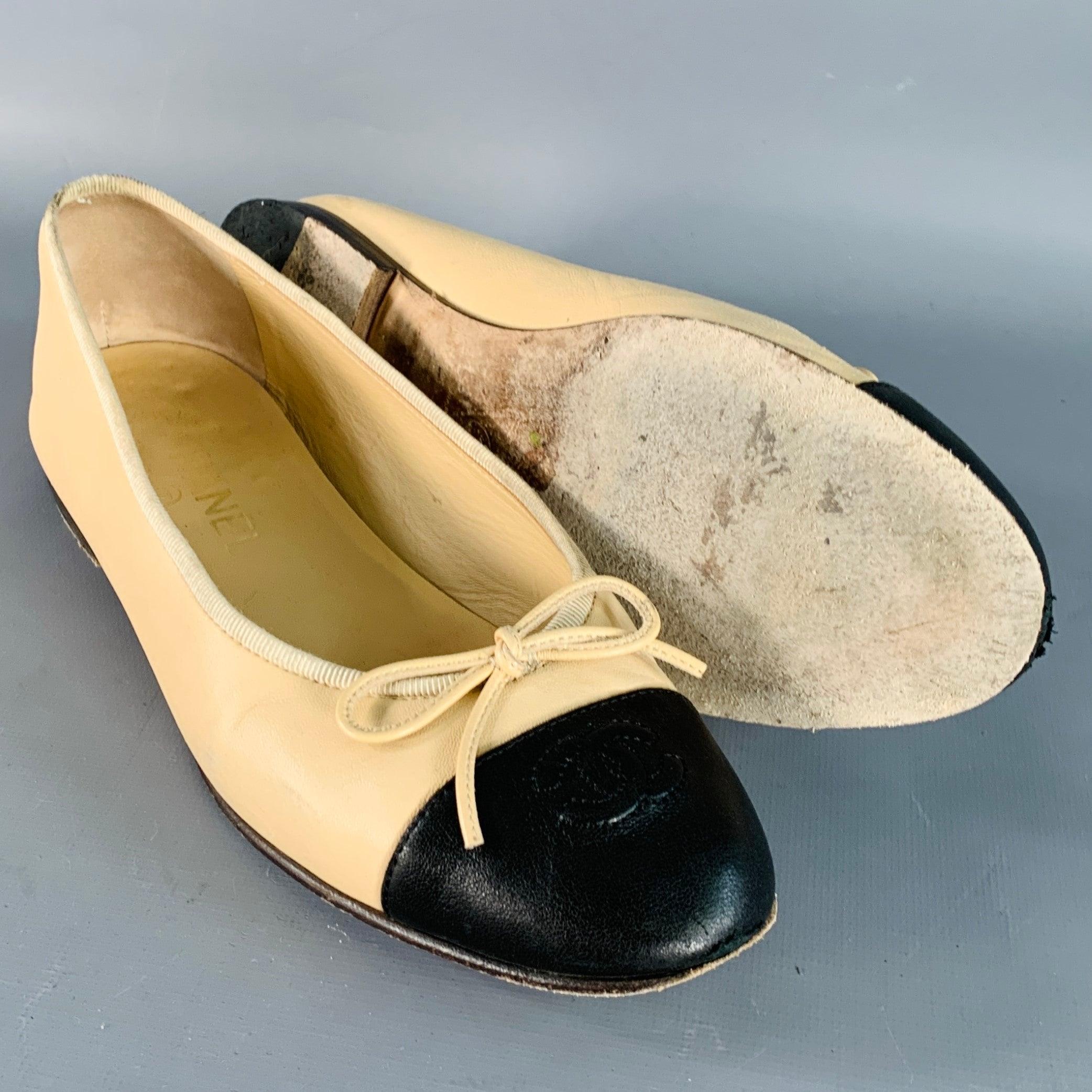 CHANEL Größe 9 Beige Schwarz Leder Monogram Cap Toe Flats im Angebot 1