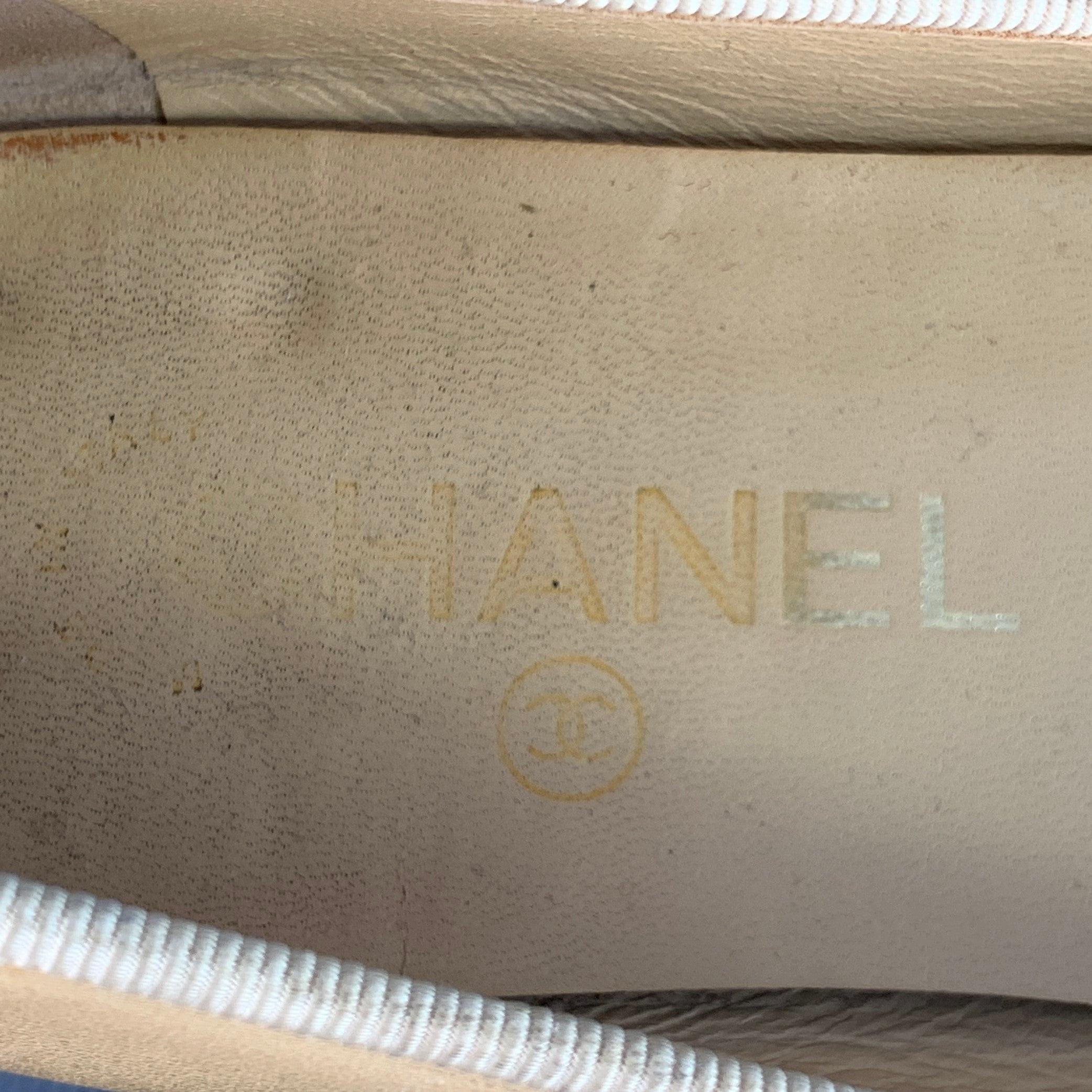 CHANEL Größe 9 Beige Schwarz Leder Monogram Cap Toe Flats im Angebot 3