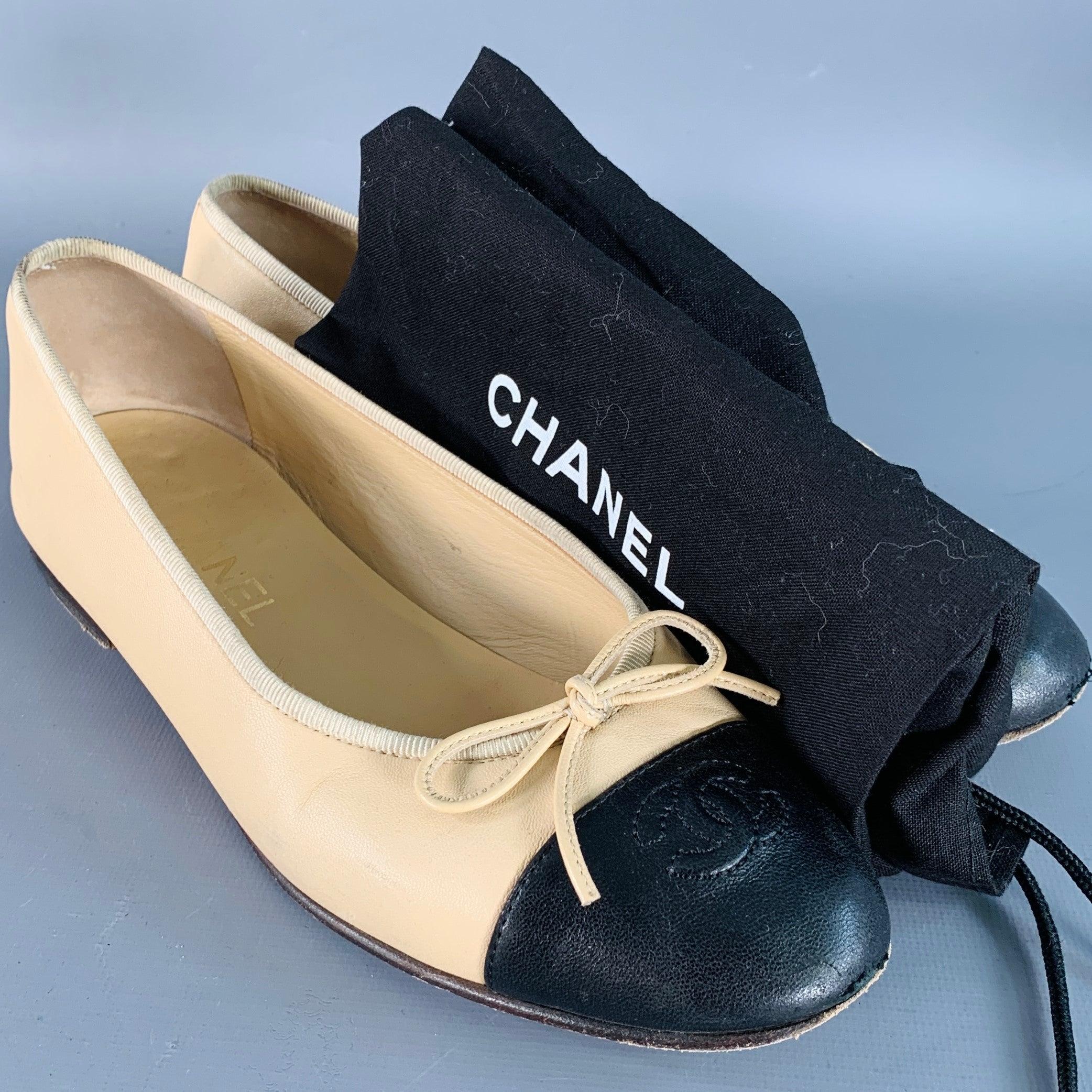 CHANEL Größe 9 Beige Schwarz Leder Monogram Cap Toe Flats im Angebot 5