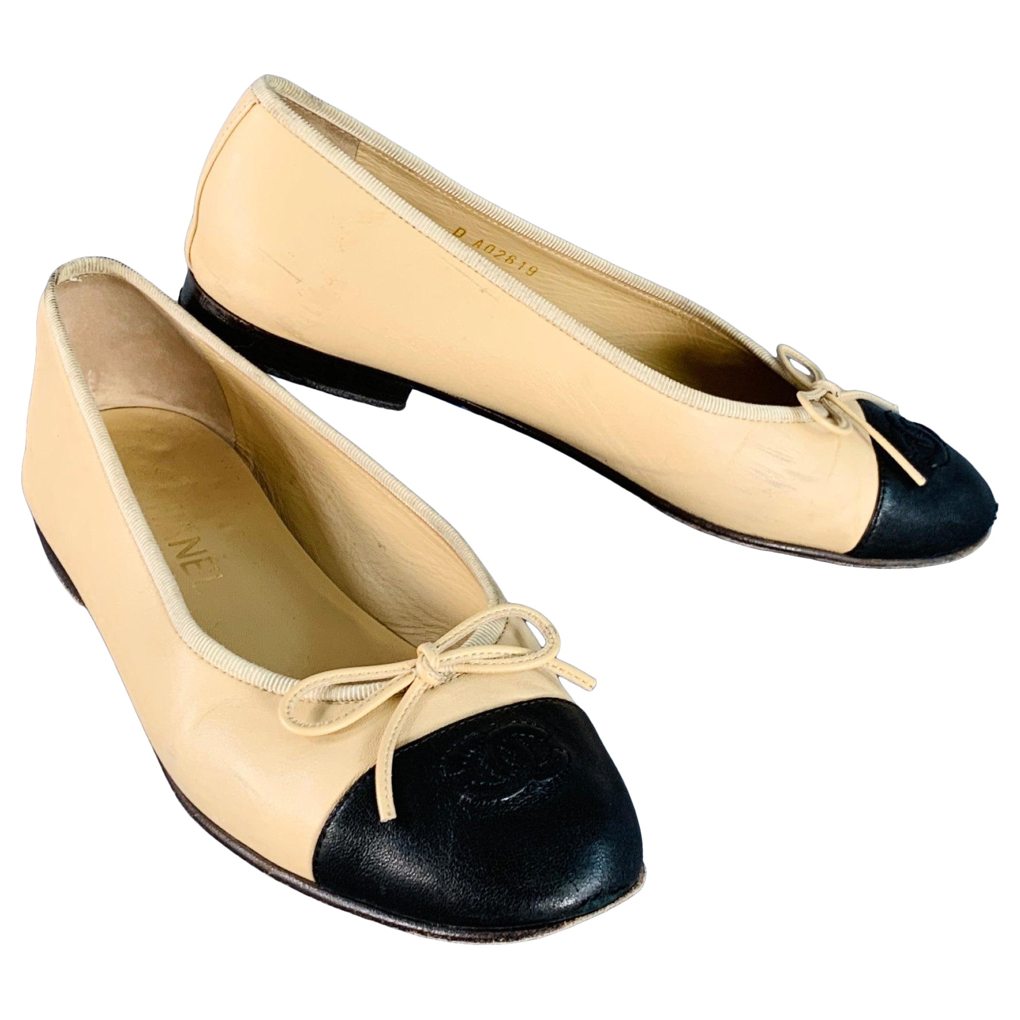 CHANEL Größe 9 Beige Schwarz Leder Monogram Cap Toe Flats im Angebot