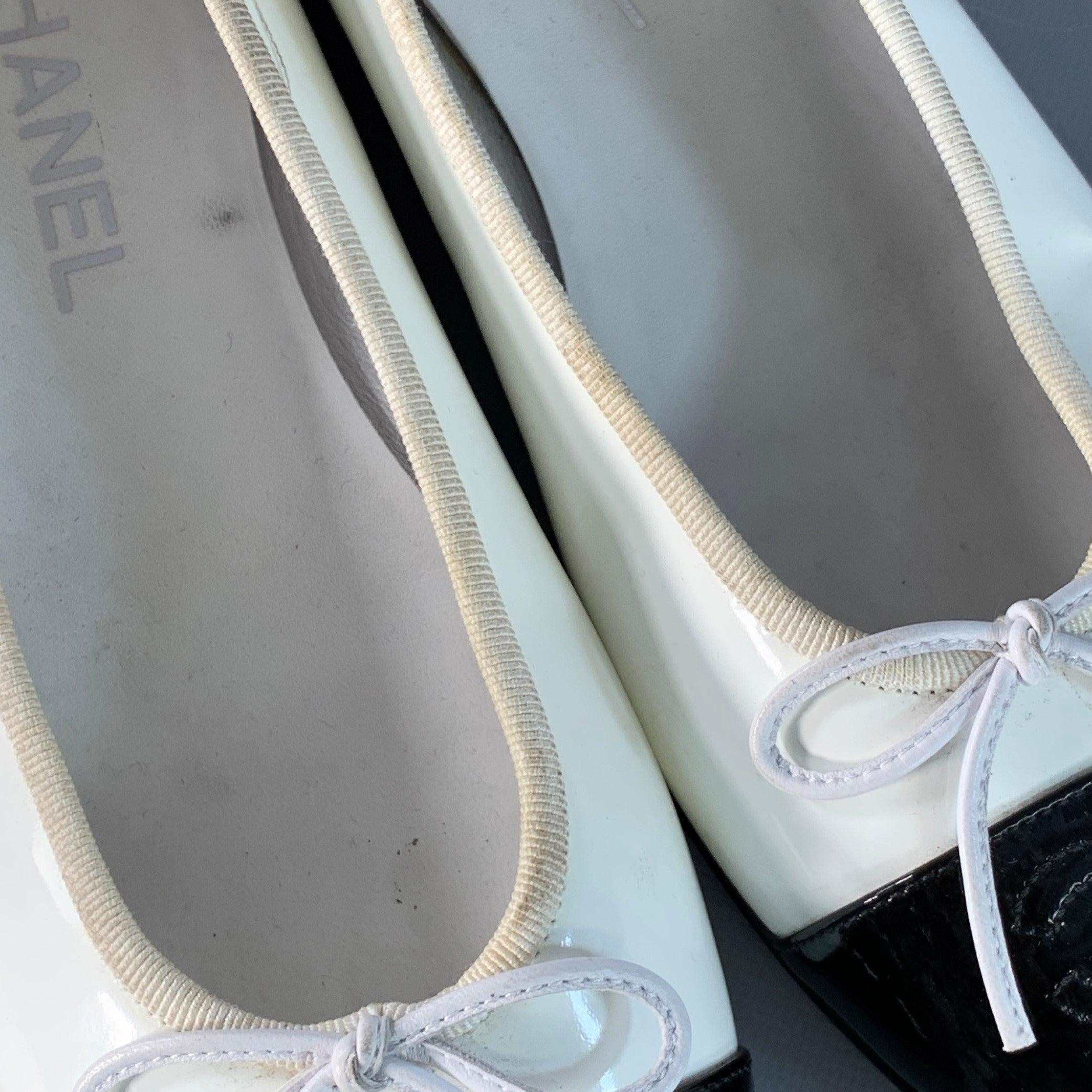 CHANEL Talla 9 Blanco Negro Color Block Patent Leather Ballet Bow Flats en venta 5