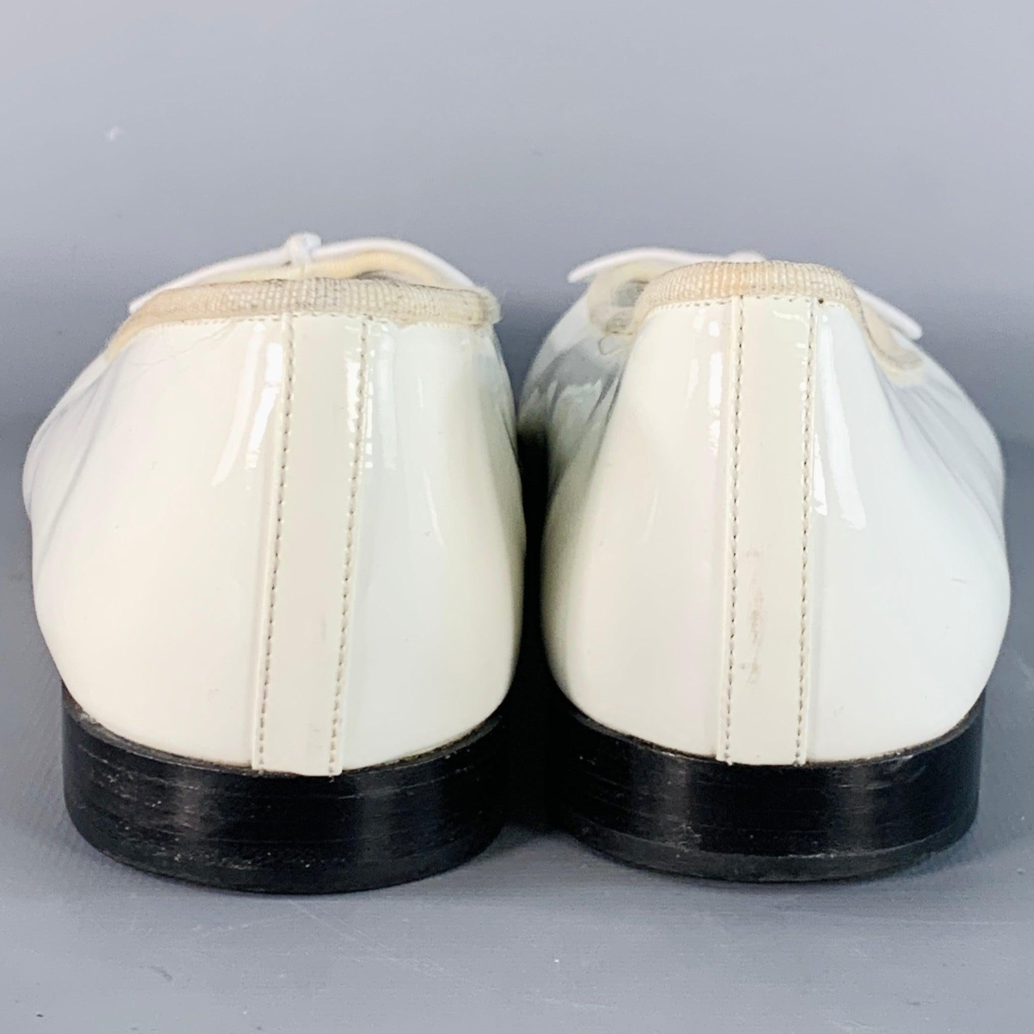 Bailarinas CHANEL
en charol blanco con puntera negra con logotipo CC cosido, ribete de grosgrain y detalle de lazo. Viene con bolsa para el polvo. Made in Italy. Buen estado de conservación. Marcas y signos de desgaste moderados, tal cual.