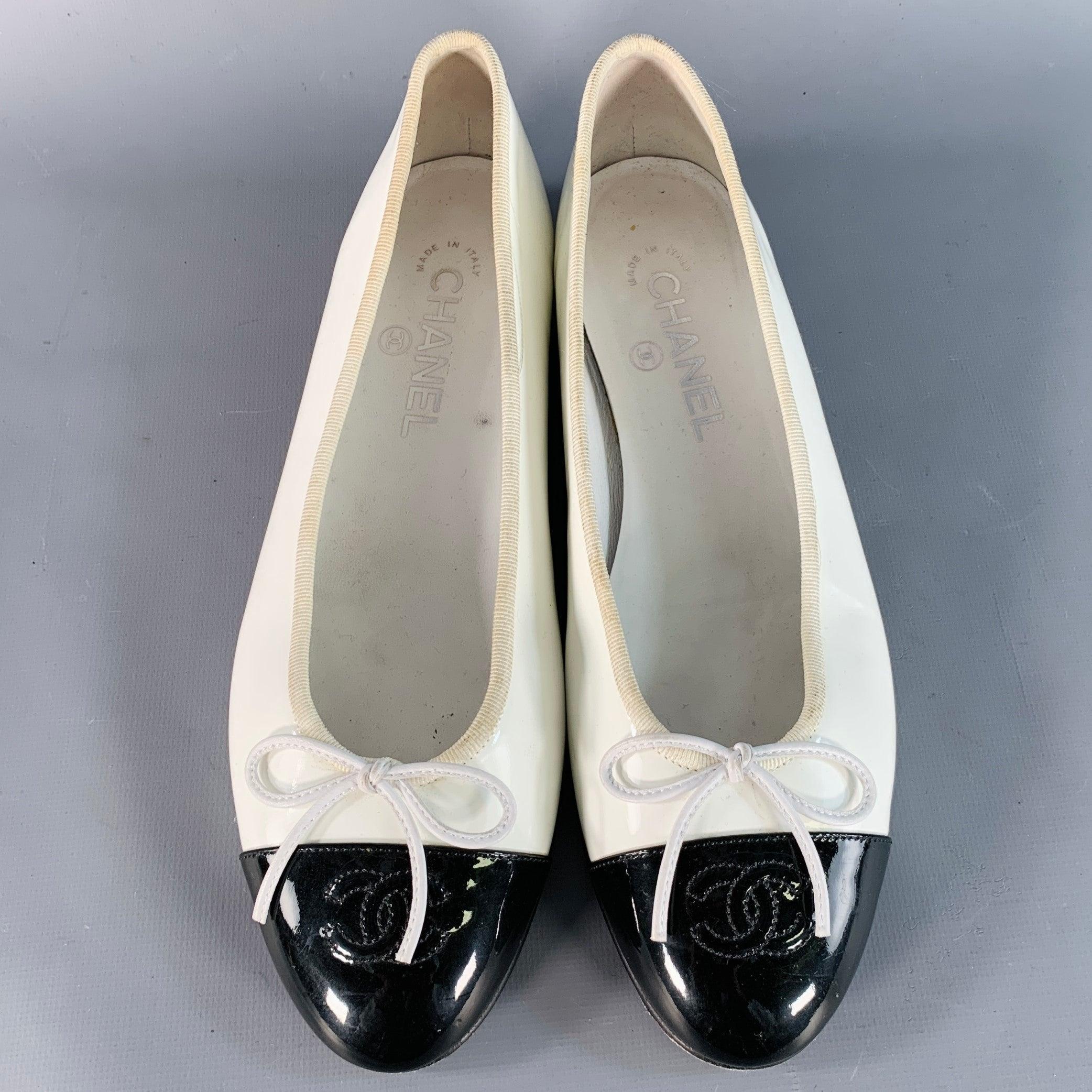 CHANEL Talla 9 Blanco Negro Color Block Patent Leather Ballet Bow Flats Beige en venta