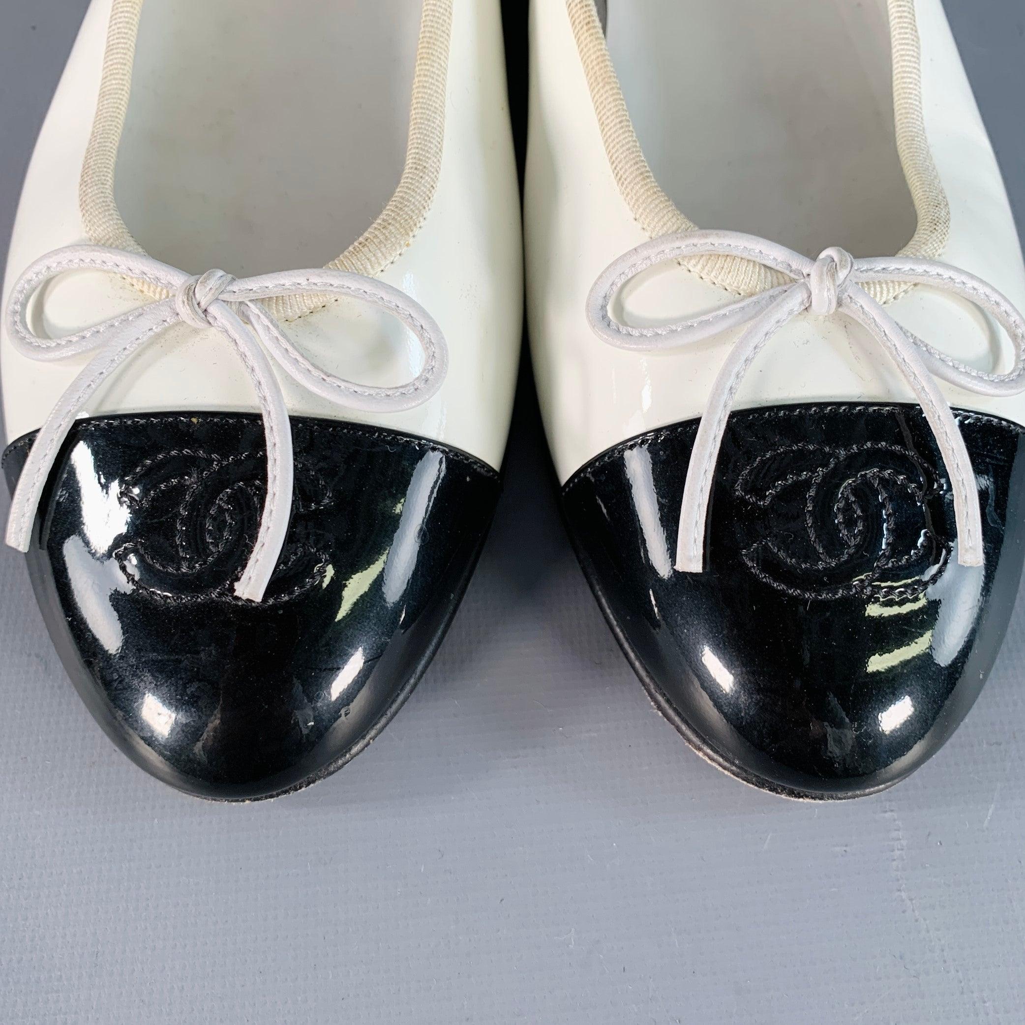 CHANEL Talla 9 Blanco Negro Color Block Patent Leather Ballet Bow Flats en Bueno estado para la venta en San Francisco, CA