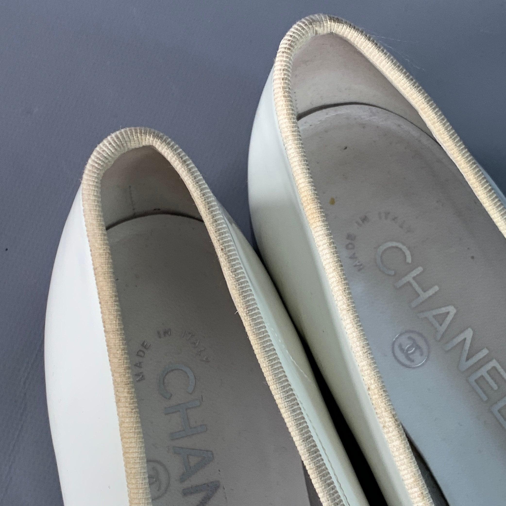 CHANEL Talla 9 Blanco Negro Color Block Patent Leather Ballet Bow Flats en venta 4