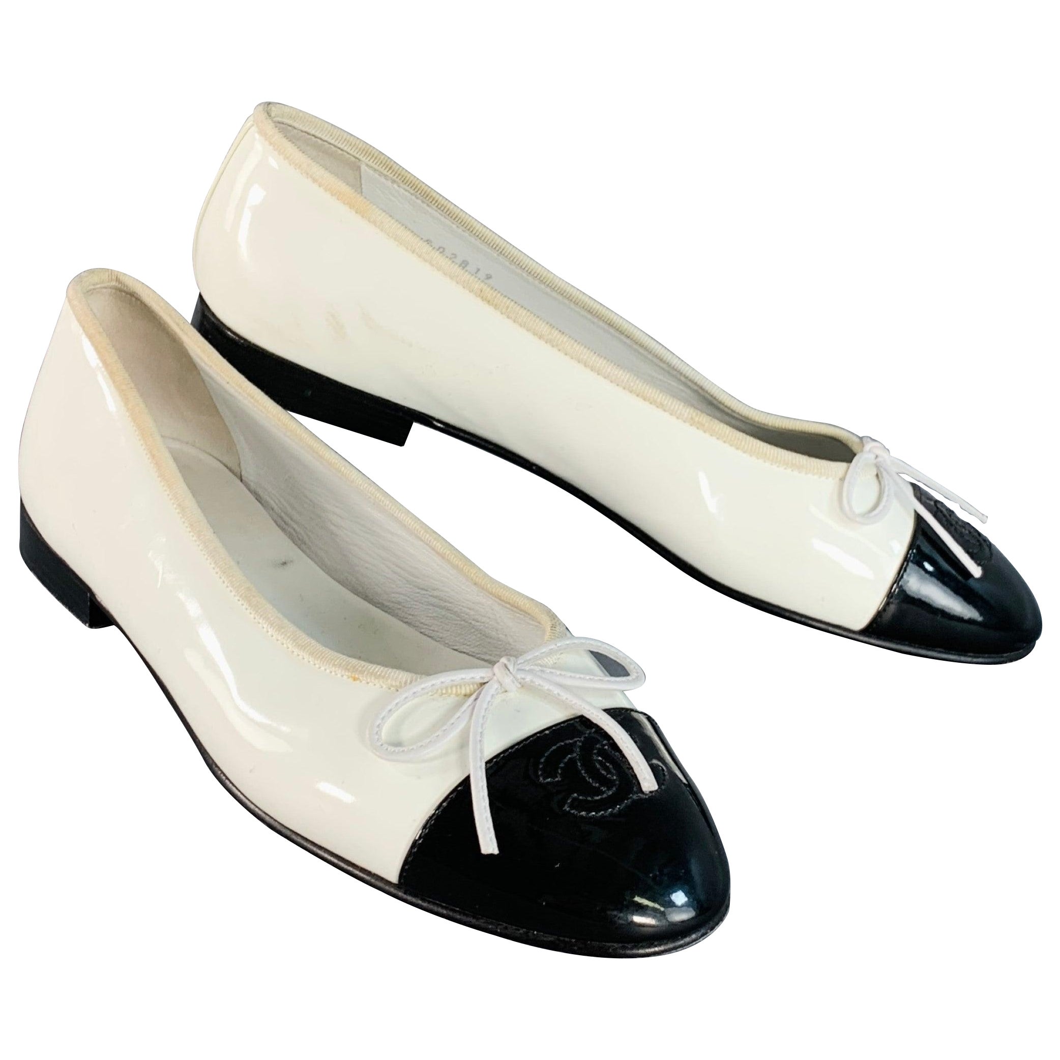 CHANEL Größe 9 Weiß Schwarz Farbe Block Lackleder Ballett Schleife Flats