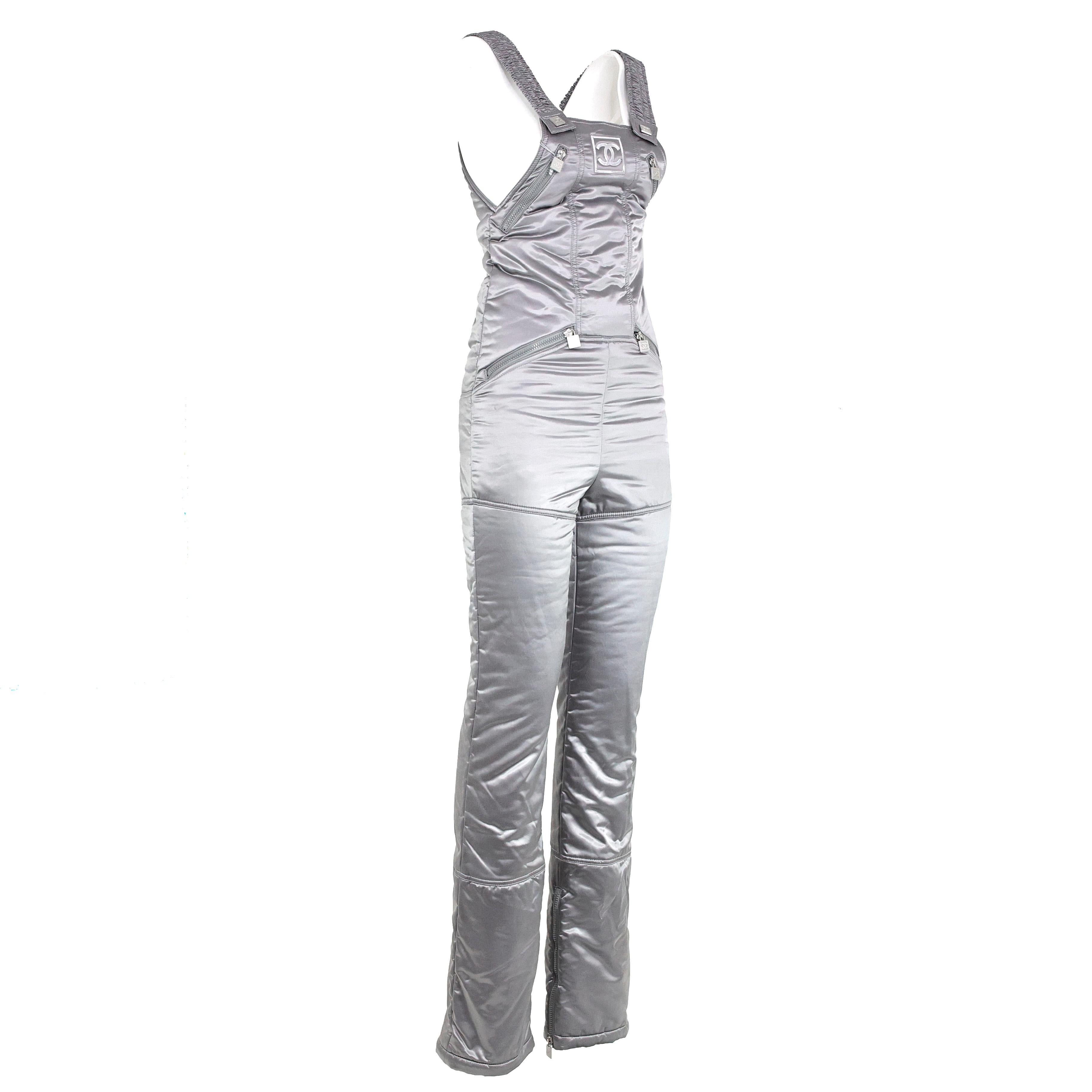 Chanel 2000s Silver Ski Jumpsuit aus Satin. Größe 38 IT.

Bedingung:
Ungetragen.