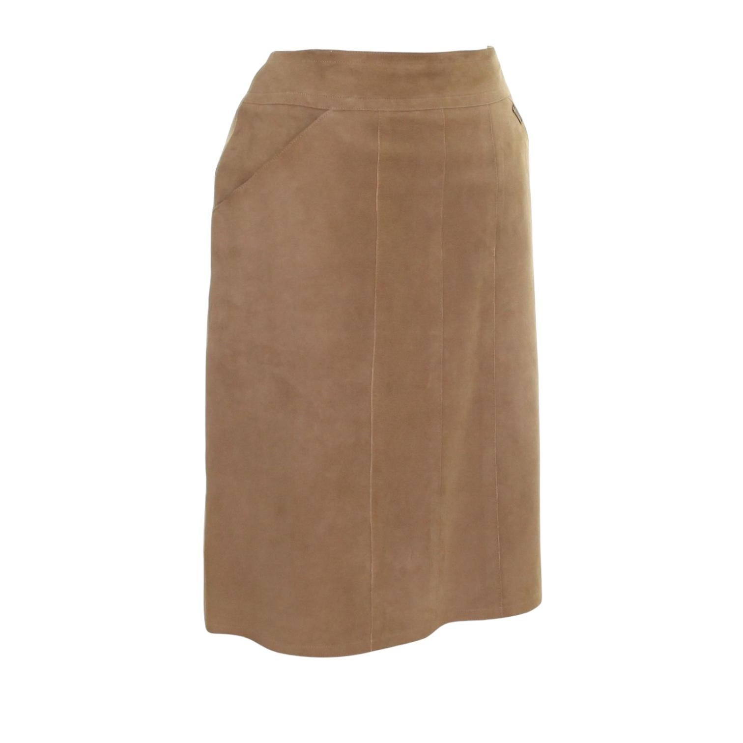 GUARANTEED AUTHENTIC CHANEL VINTAGE SUEDE SKIRT


Details:
 •Vintage suede a-line skirt in a soft honey beige.
 • Vertical seams run down center front and back and across at waistline.
 • Two front slash pockets with logo embossed antiqued gold