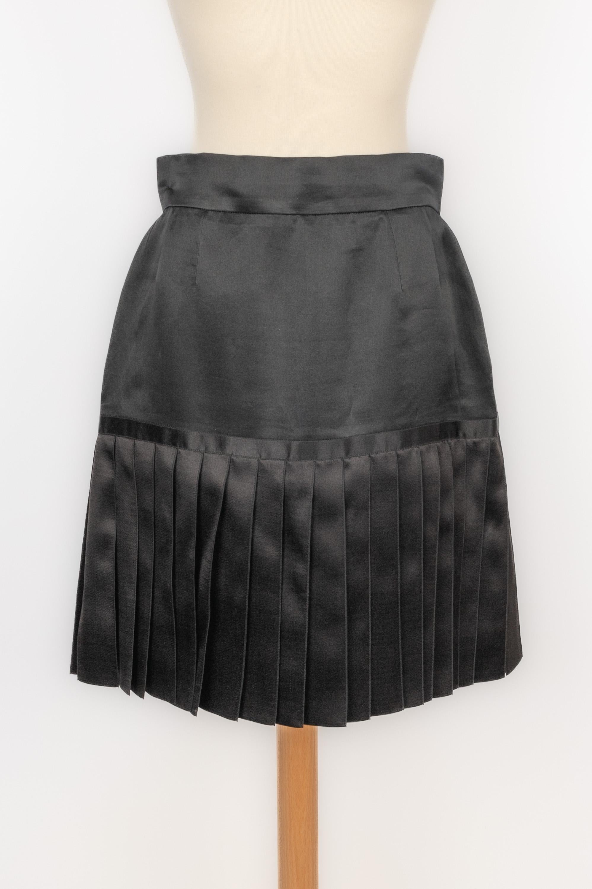 CHANEL - Short black silk skirt. No size indicated, it fits a 36FR/38FR.

Condition:
Very good condition

Dimensions:
Waist: 32 cm - Hips: 45 cm - Length: 52 cm

SKU:FJ1