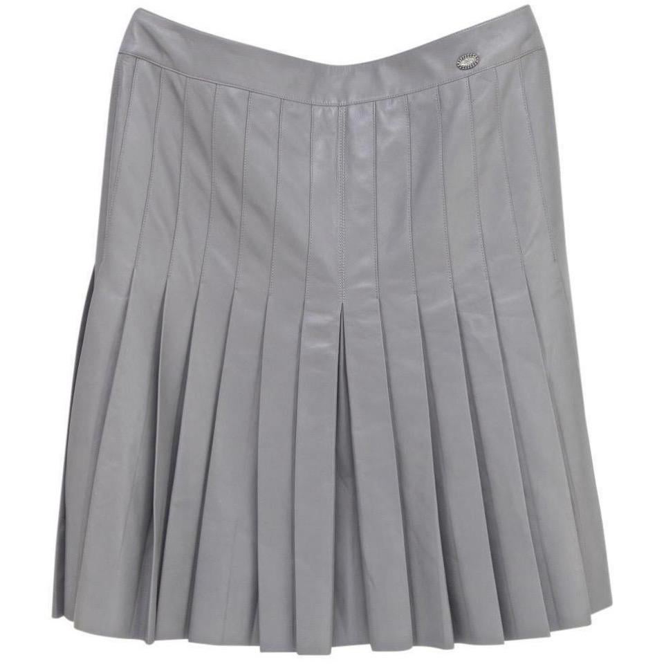 GUARANTEED AUTHENTIC BEAUTIFUL CHANEL 05A GREY LAMBSKIN LEATHER PLEATED SKIRT

 Details:
 • Classic pleated skirt in soft grey lambskin leather.
 • Rear covered zipper with hook and eye closure.
 • Chanel plaque found on left hip.
 • Fully lined.

