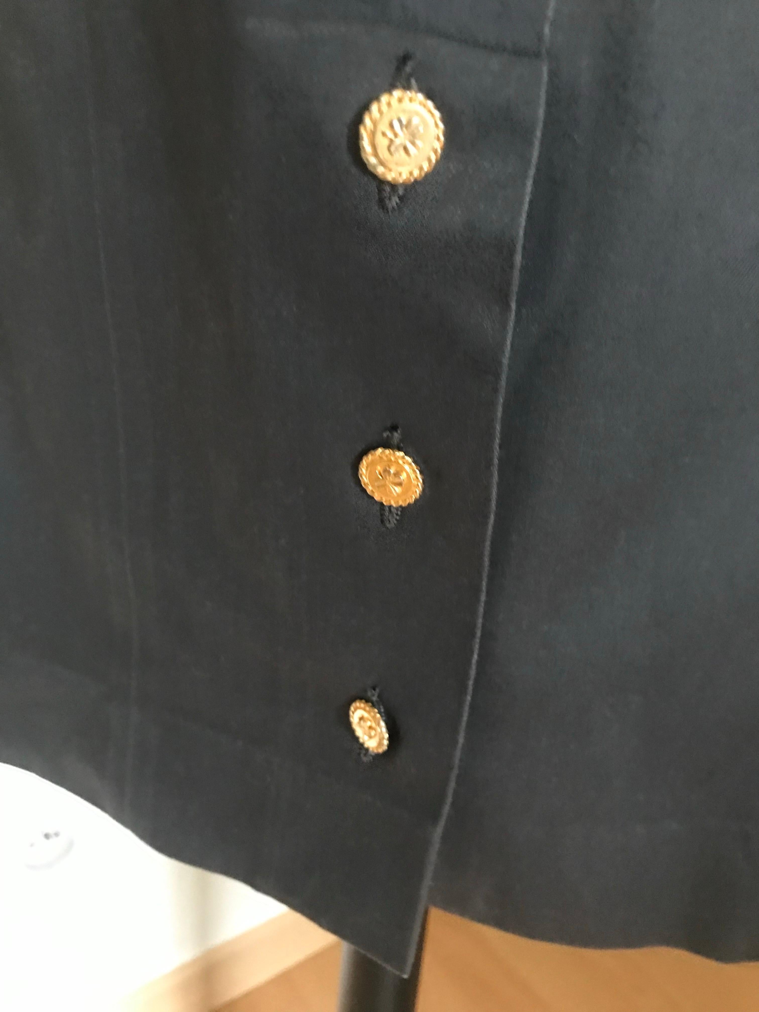 Jupe mi-longue avec sa ceinture intégrée. En très bon état. Juste une très légère trace très discrète. Belle couleur grise. taille 40.